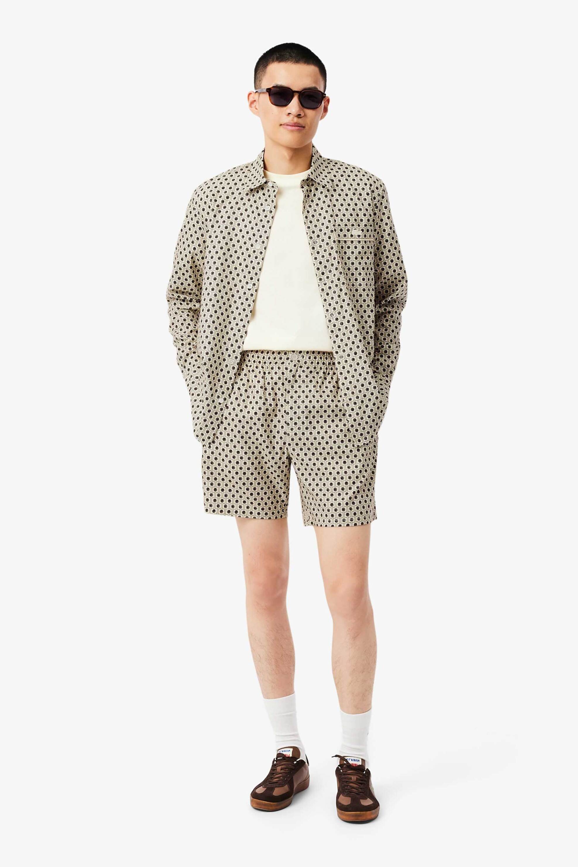 Lacoste ανδρική βερμούδα με all-over print και ελαστική μέση Relaxed Fit - GH0748-00 Μπεζ φωτογραφία