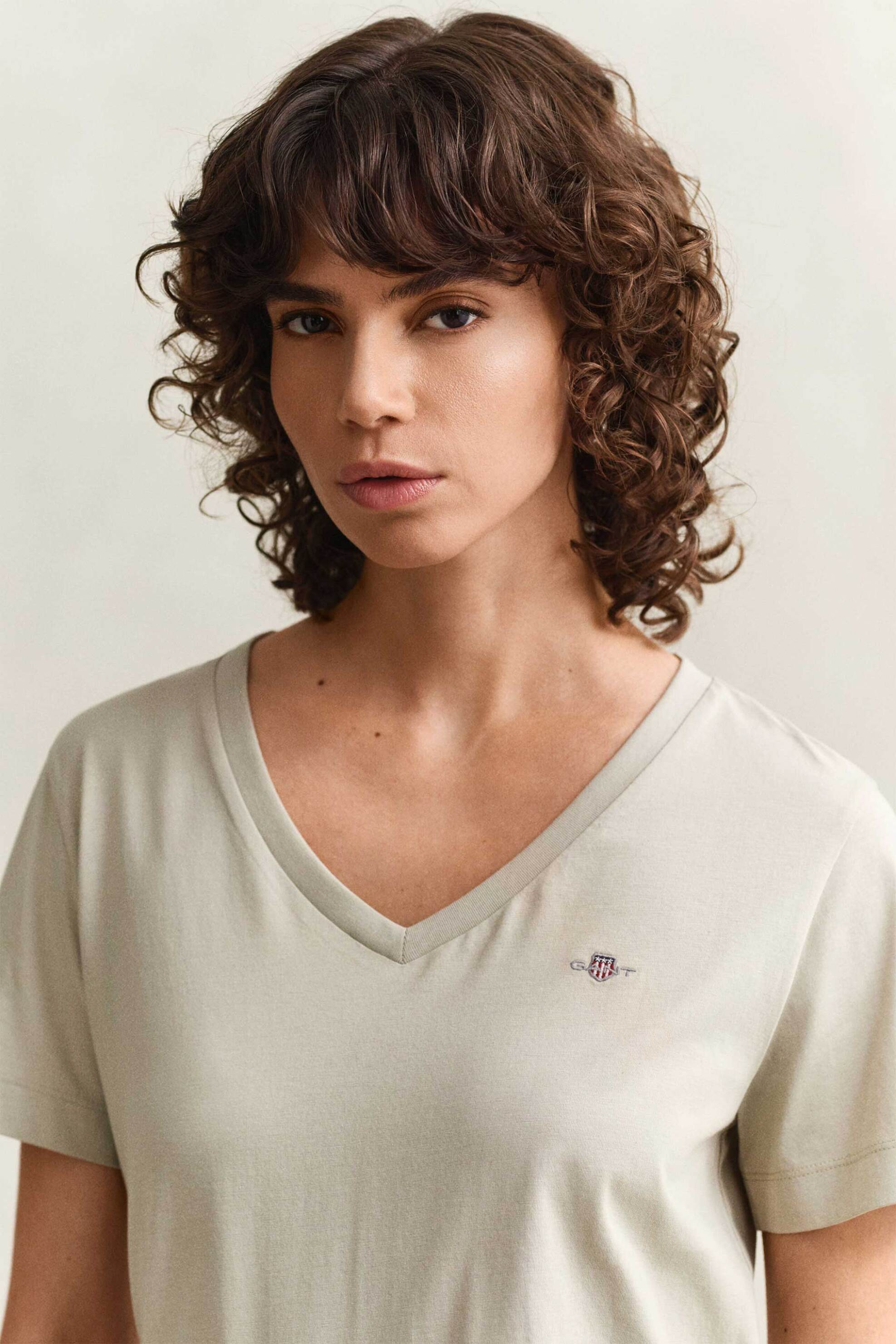 Gant γυναικείο T-shirt με V και κεντημένο λογότυπο Regular Fit - 4200750 Μπεζ