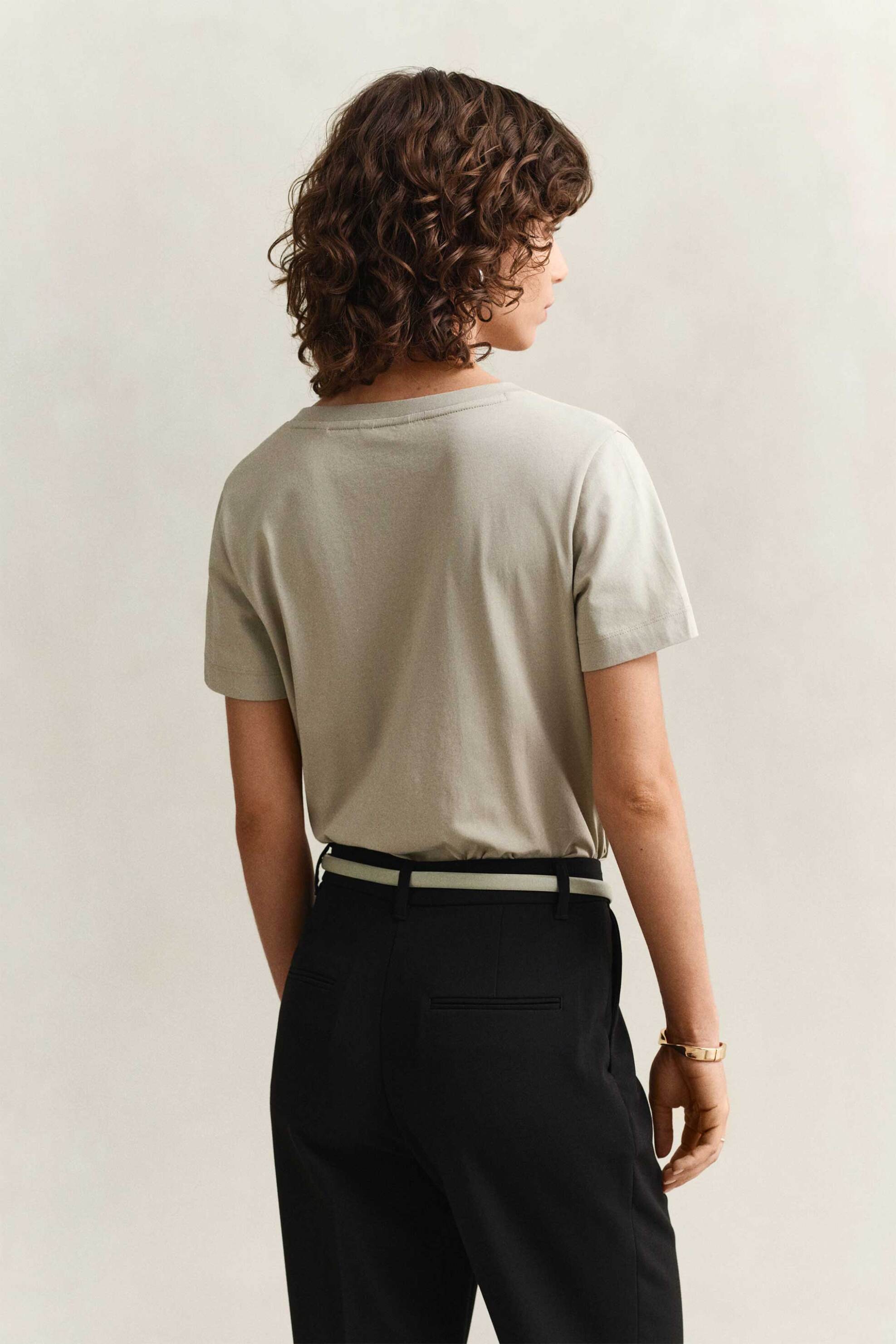 Gant Γυναικείο T-Shirt με V Και Κεντημένο Λογότυπο Regular Fit - 4200750 Μπεζ
