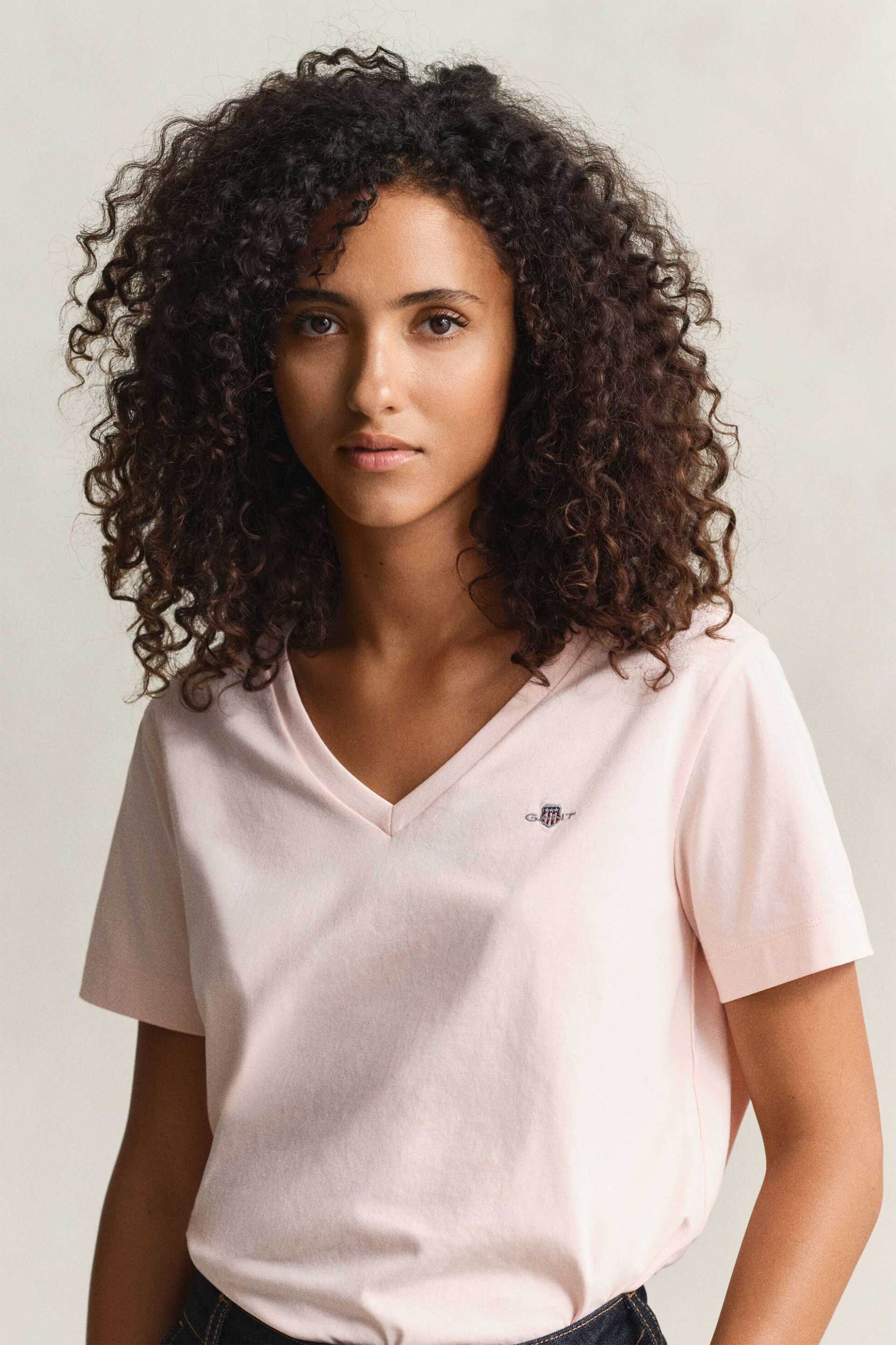 Gant γυναικείο T-shirt με V και κεντημένο λογότυπο Regular Fit - 4200750 Ροζ Ανοιχτό