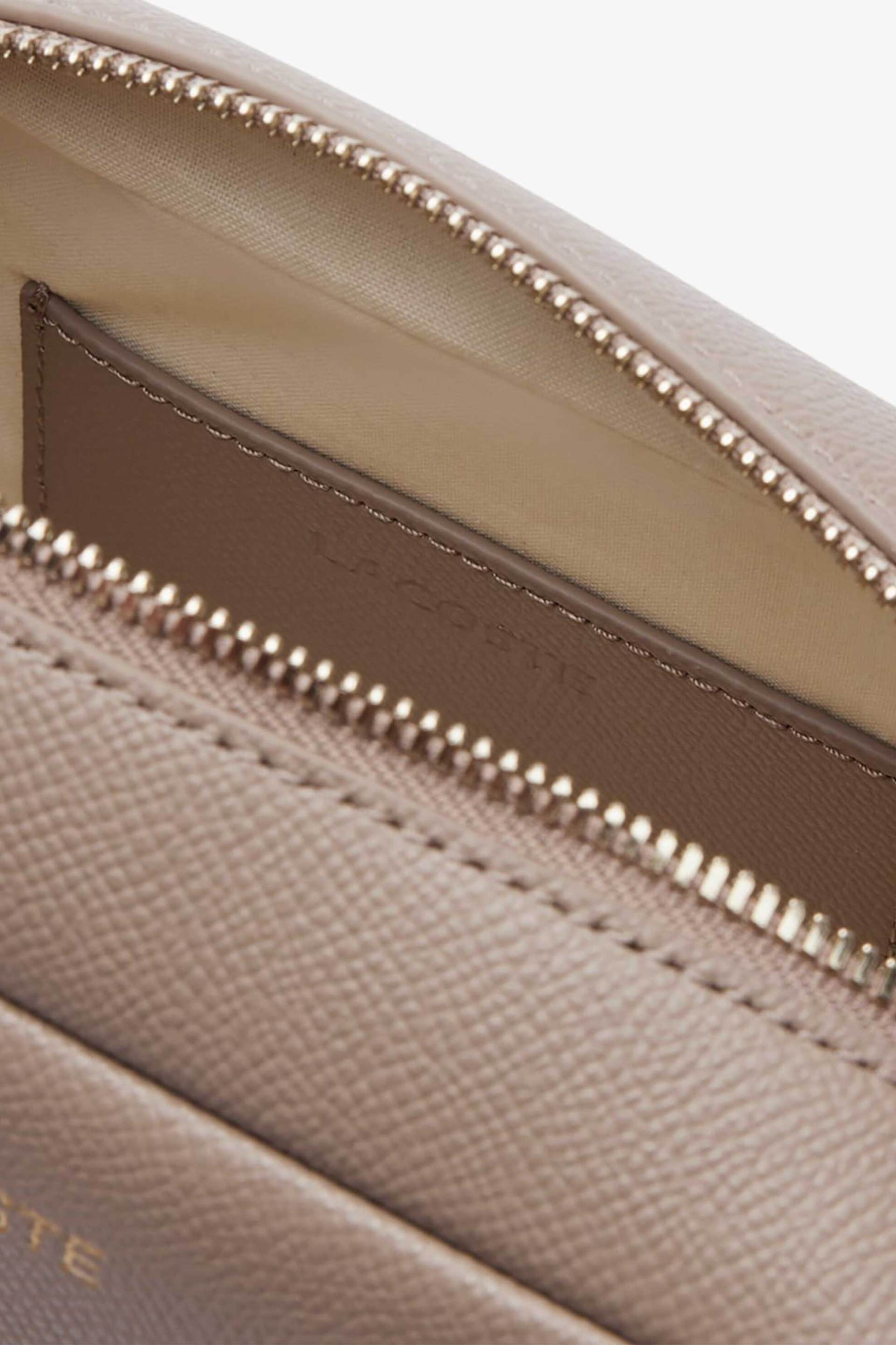 Lacoste γυναικεία τσάντα crossbody με μεταλλικό λογότυπο "Champs-Élysées" - NF5100PH Καμηλό φωτογραφία