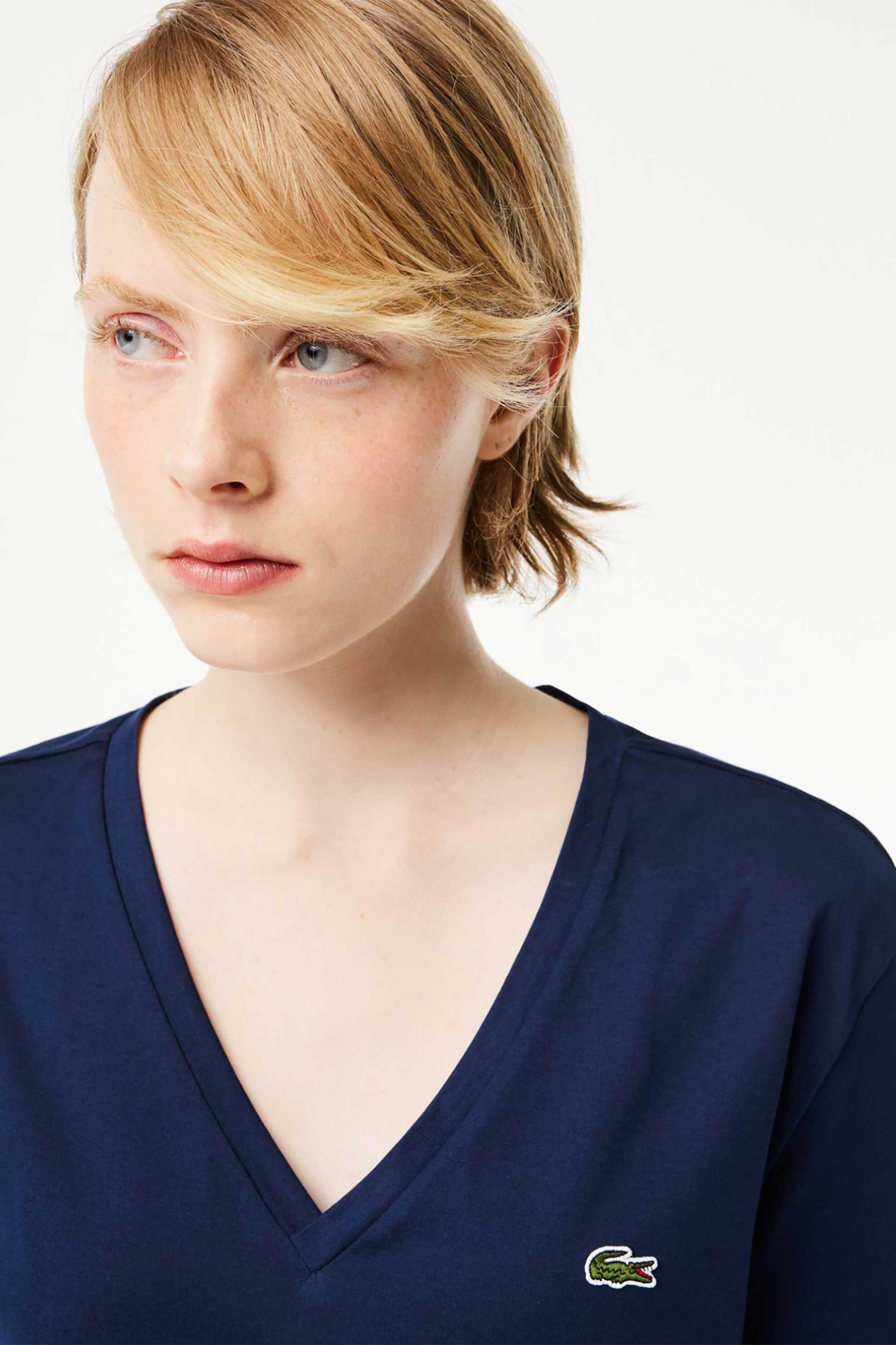 Lacoste γυναικείο T-shirt με κεντημένο λογότυπο και V λαιμόκοψη Relaxed Fit - TF7300 Μπλε Σκούρο φωτογραφία