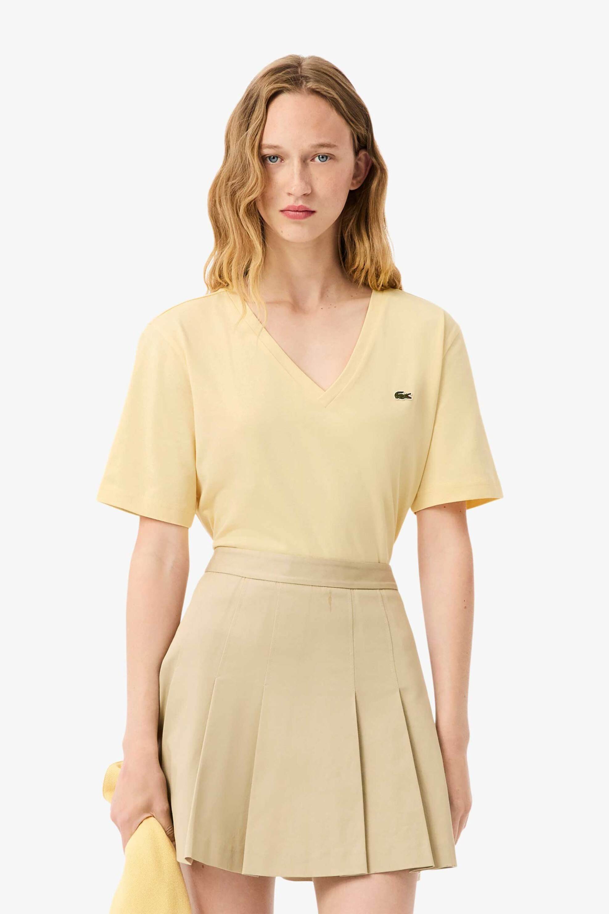 LACOSTE Lacoste γυναικείο T-shirt με κεντημένο λογότυπο και V λαιμόκοψη Relaxed Fit - TF7300 Κίτρινο Ώχρα