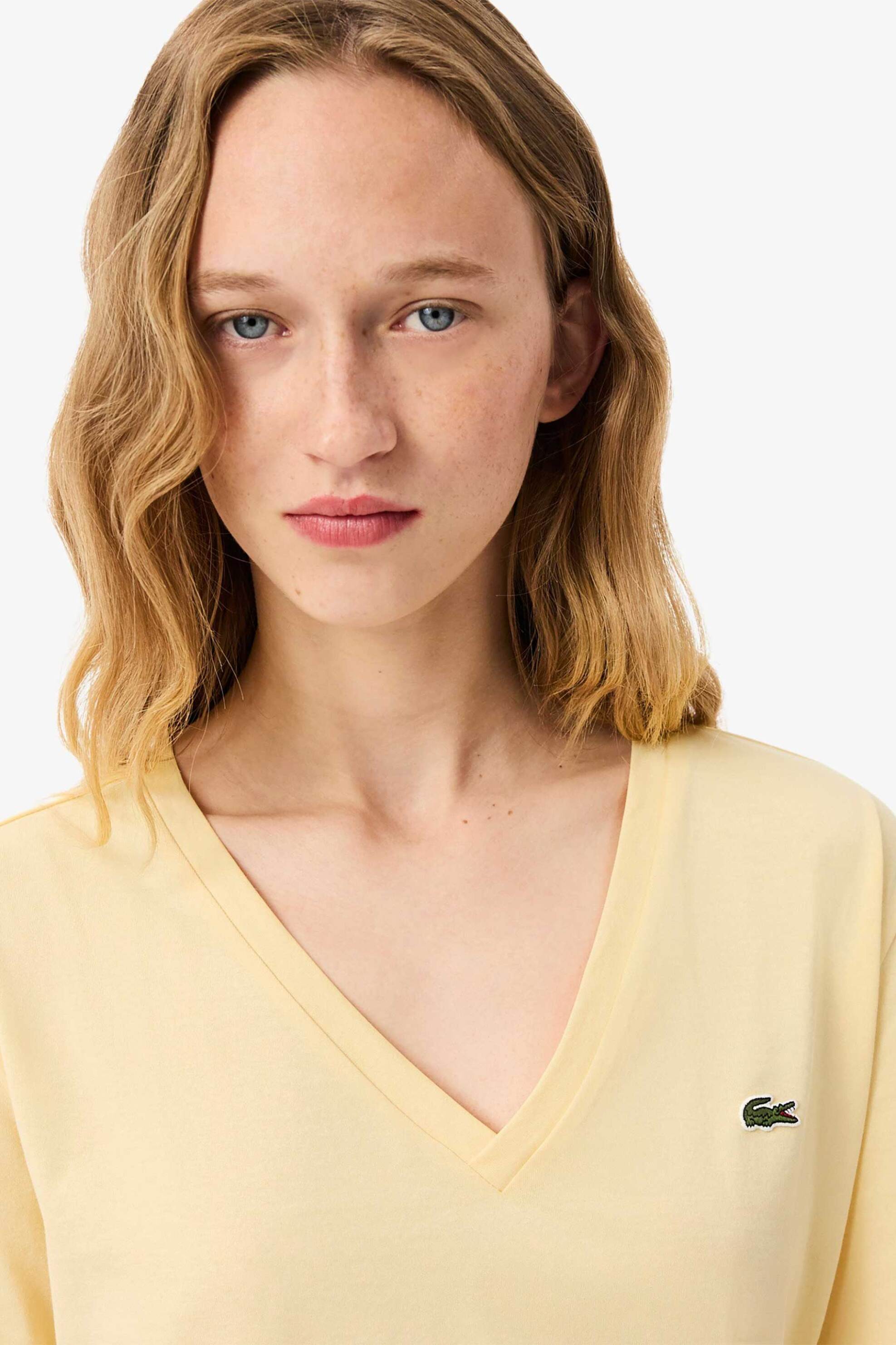 Lacoste γυναικείο T-shirt με κεντημένο λογότυπο και V λαιμόκοψη Relaxed Fit - TF7300 Κίτρινο Ώχρα φωτογραφία