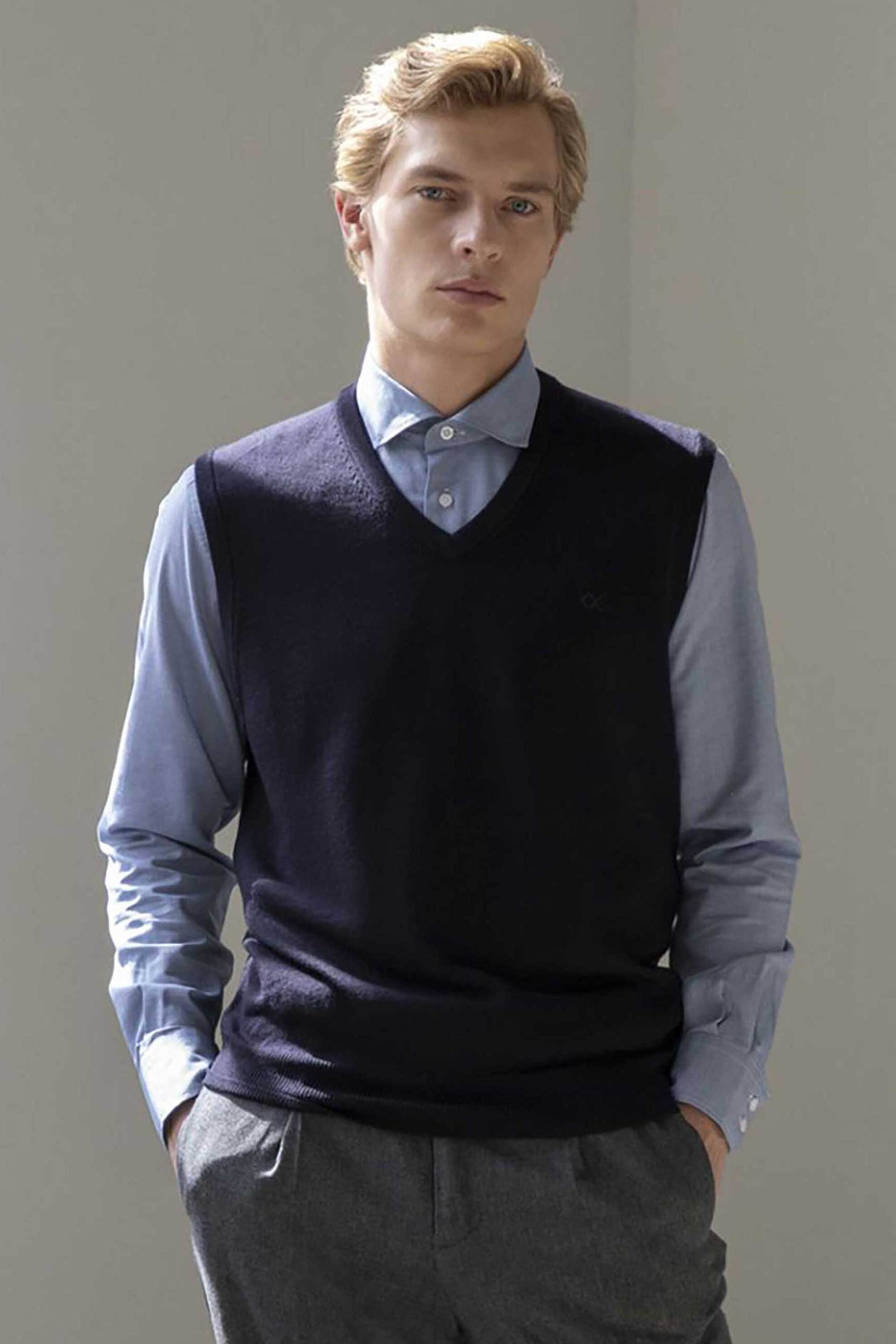 Oxford Company ανδρική μάλλινη αμάνικη μπλούζα μονόχρωμη με V και κεντημένο λογότυπο Regular Fit - X507-VU40.01 Μπλε Σκούρο