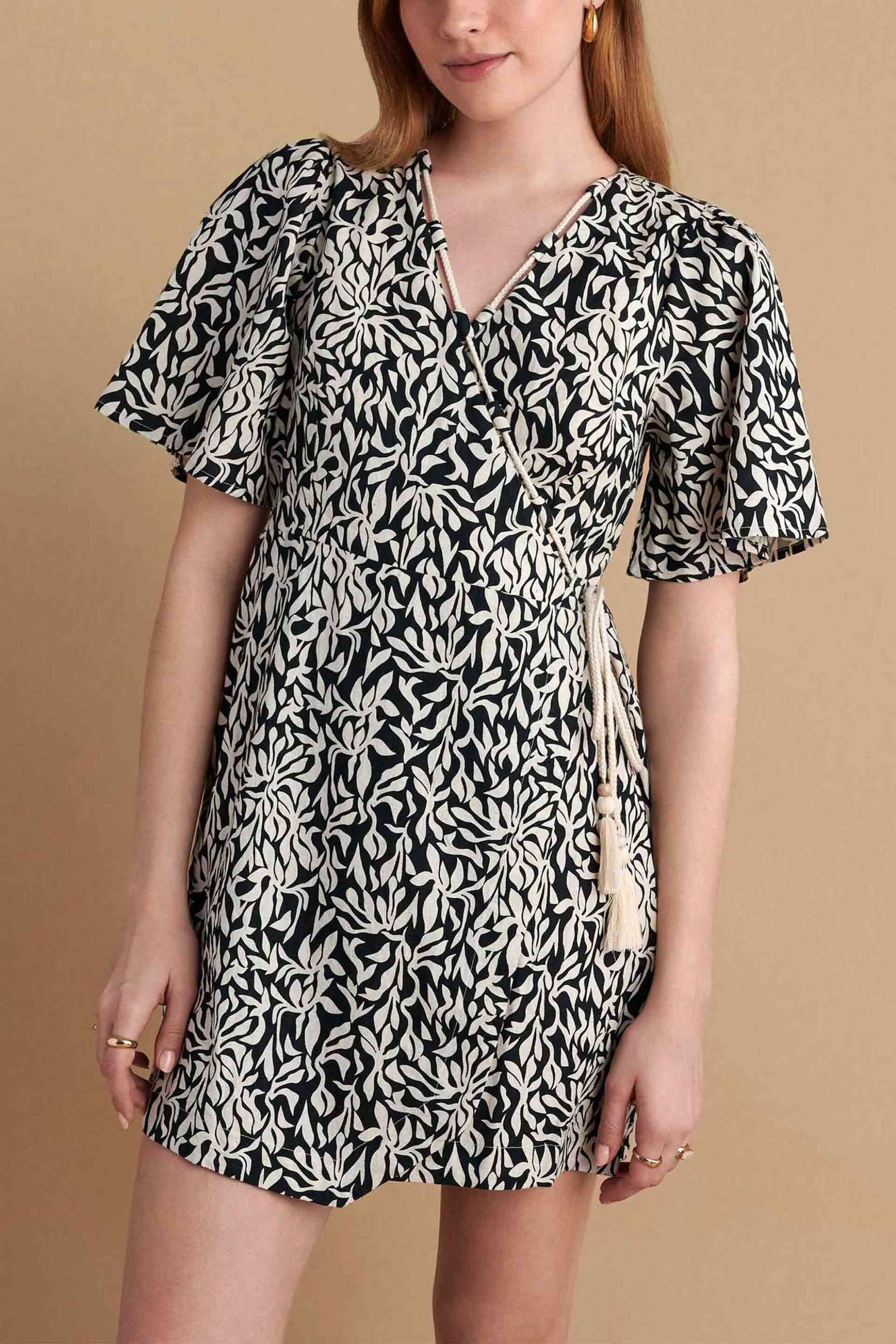 Attrattivo γυναικείο mini φόρεμα με floral print - 9920974 Μαύρο φωτογραφία