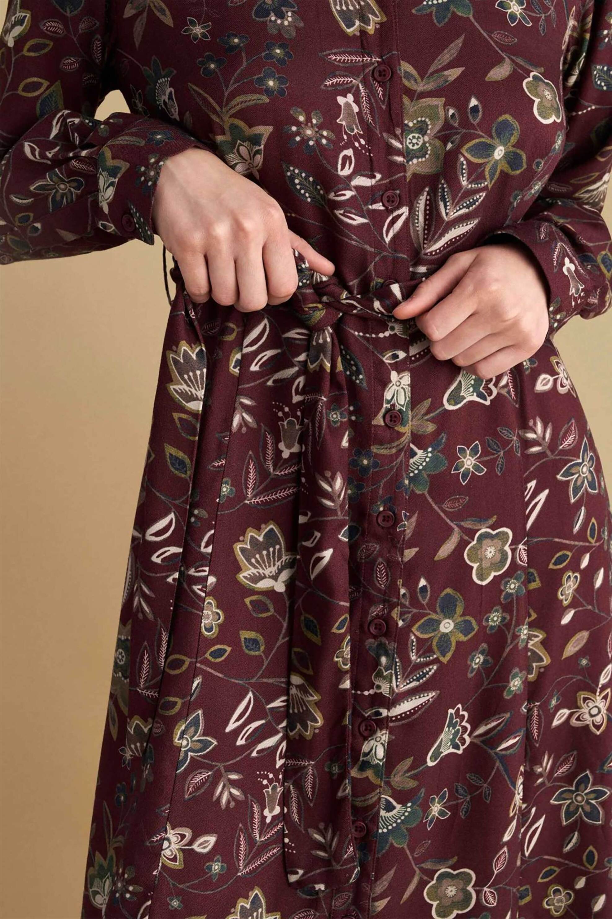 Attrativo γυναικείο maxi φόρεμα σεμιζιέ με floral print - 9921753 Μαύρο φωτογραφία