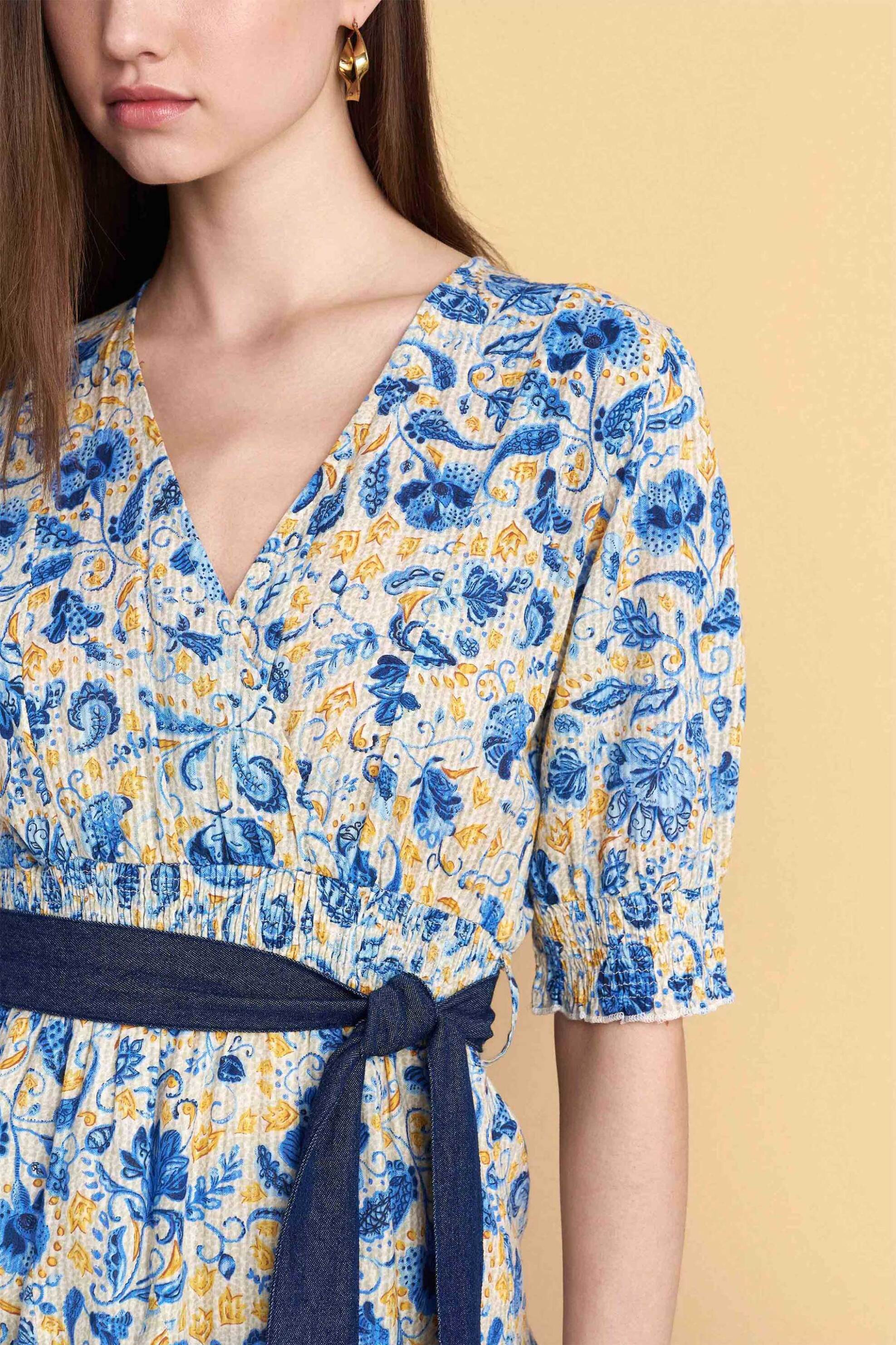 Attrativo γυναικείo mini φόρεμα με floral print και ζώνη - 9920832 Μπλε φωτογραφία