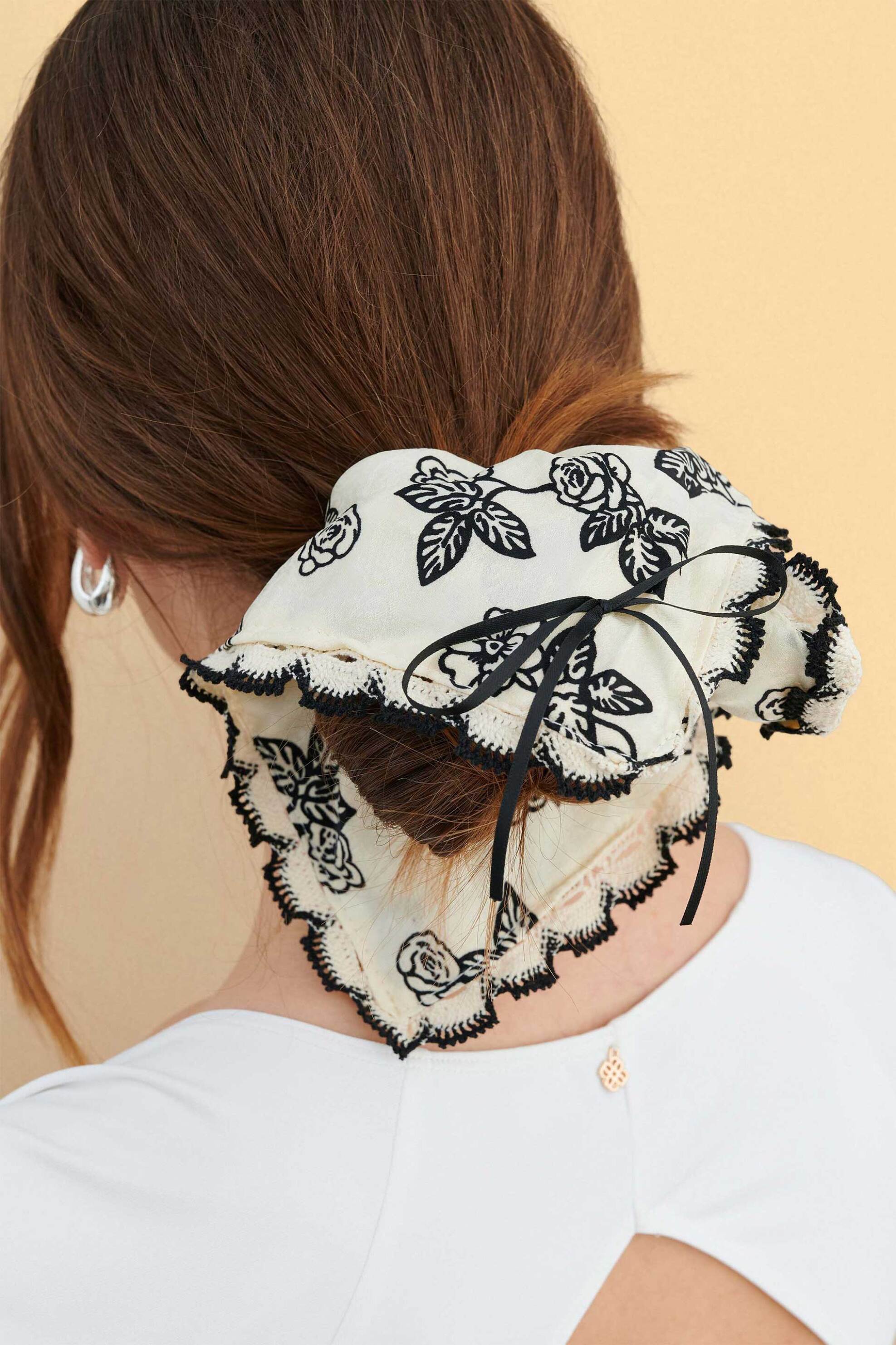 Attrattivo γυναικείο scrunchie με all-over print - 9K23634 Ασπρόμαυρο φωτογραφία