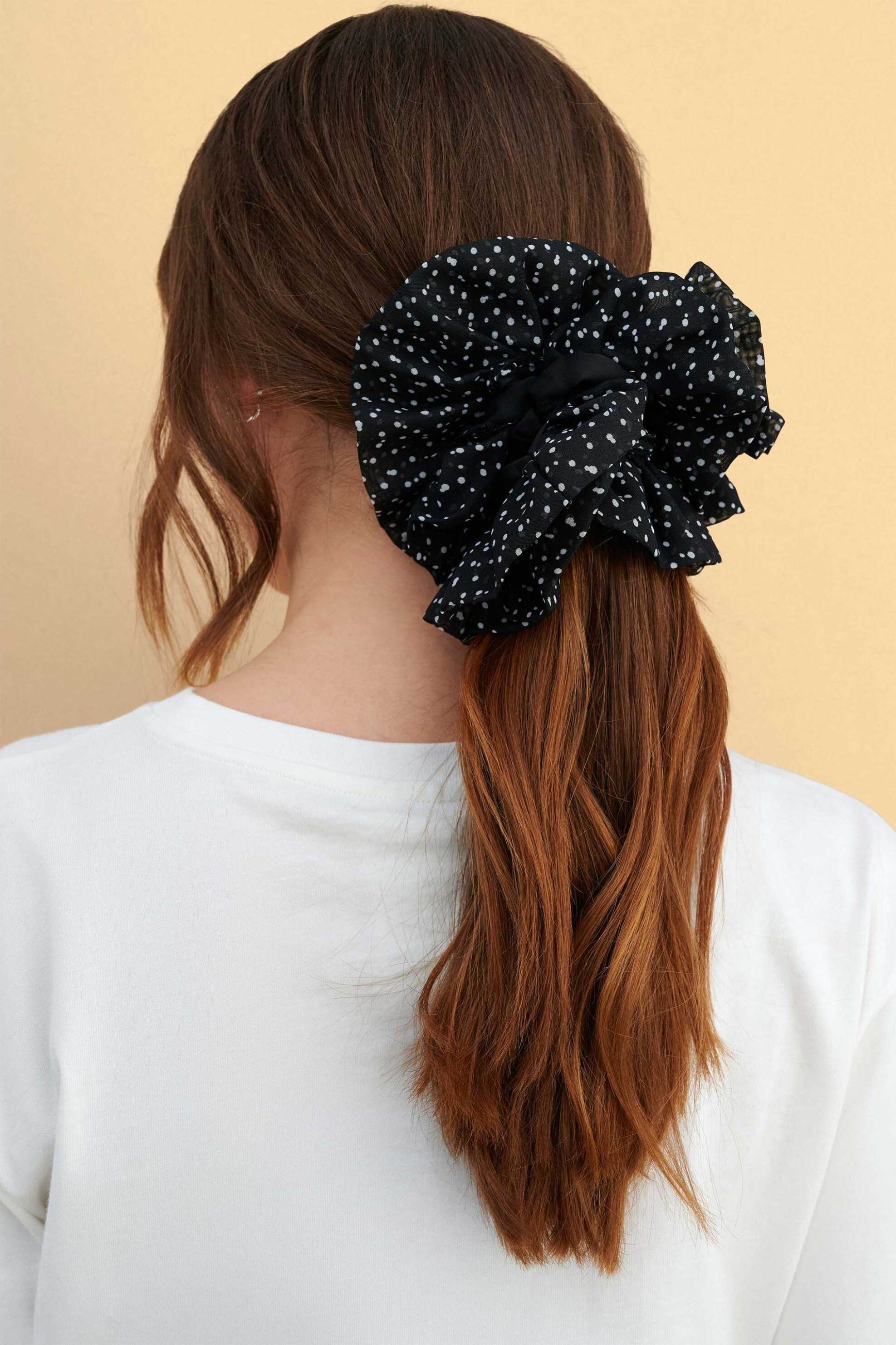 Attrattivo γυναικείο scrunchie με πουά σχέδιο - 9K23635 Ασπρόμαυρο φωτογραφία