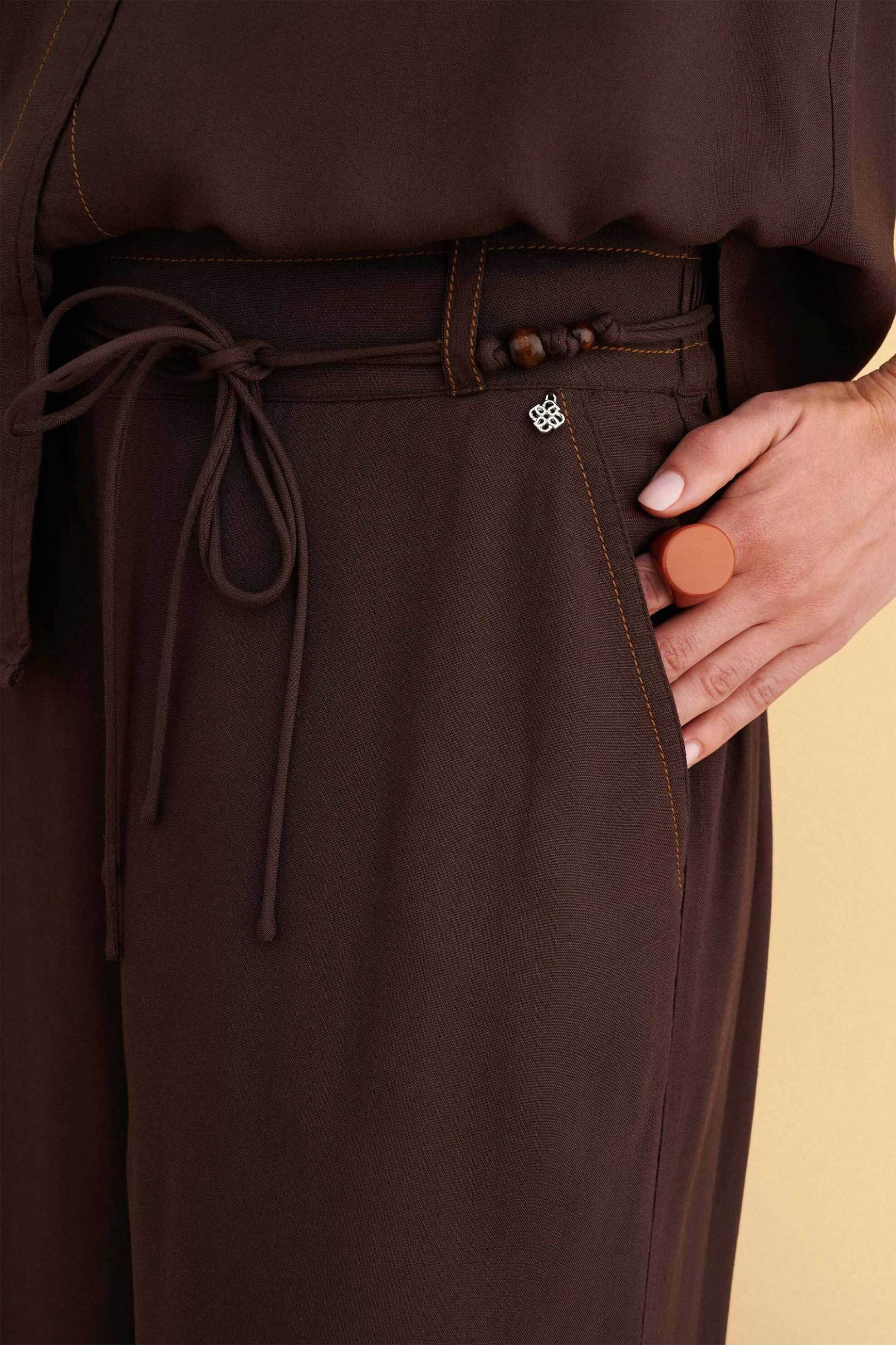 Attrattivo γυναικεία παντελόνα με ζώνη μονόχρωμη Wide Leg - 9923330 Καφέ