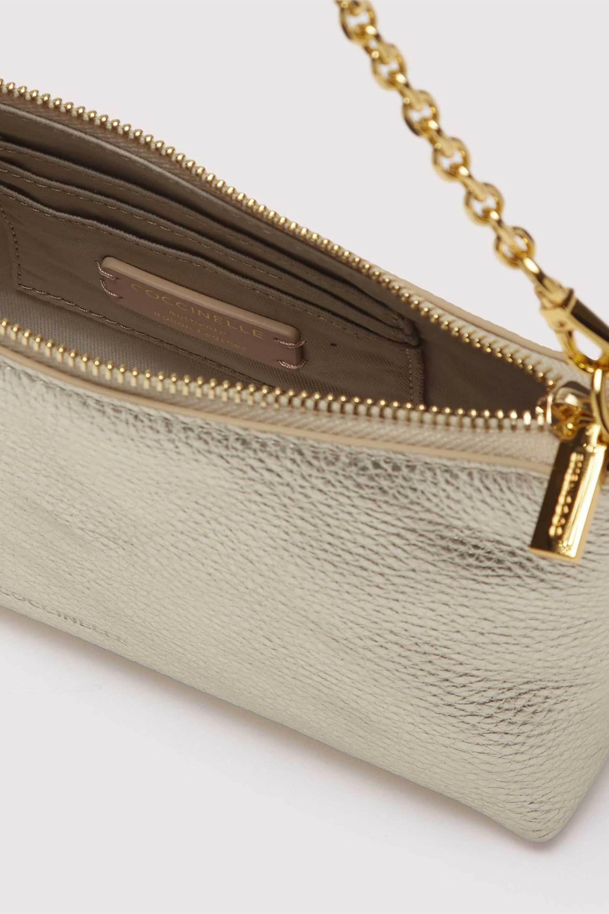 Coccinelle Γυναικεία Δερμάτινη Τσάντα Crossbody Μονόχρωμη με Σταμπωτό Λογότυπο Aura - E5Qh0-550101 Χρυσό
