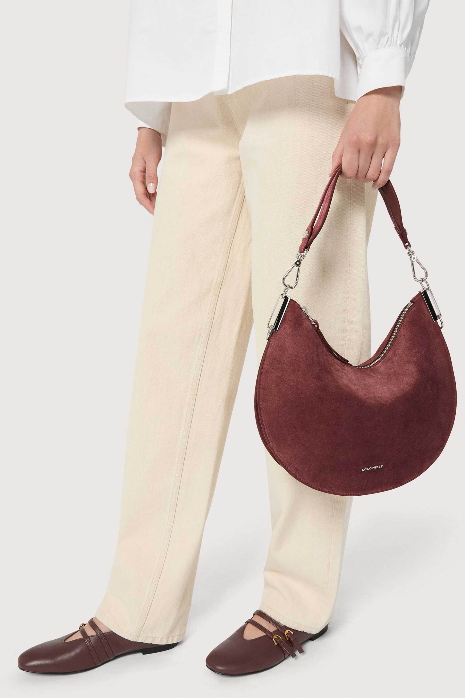 COCCINELLE Coccinelle γυναικεία τσάντα ώμου suede με ανάγλυφο λογότυπο "Sunup Medium" - E1QKG-130201 Καφέ Latte - 4