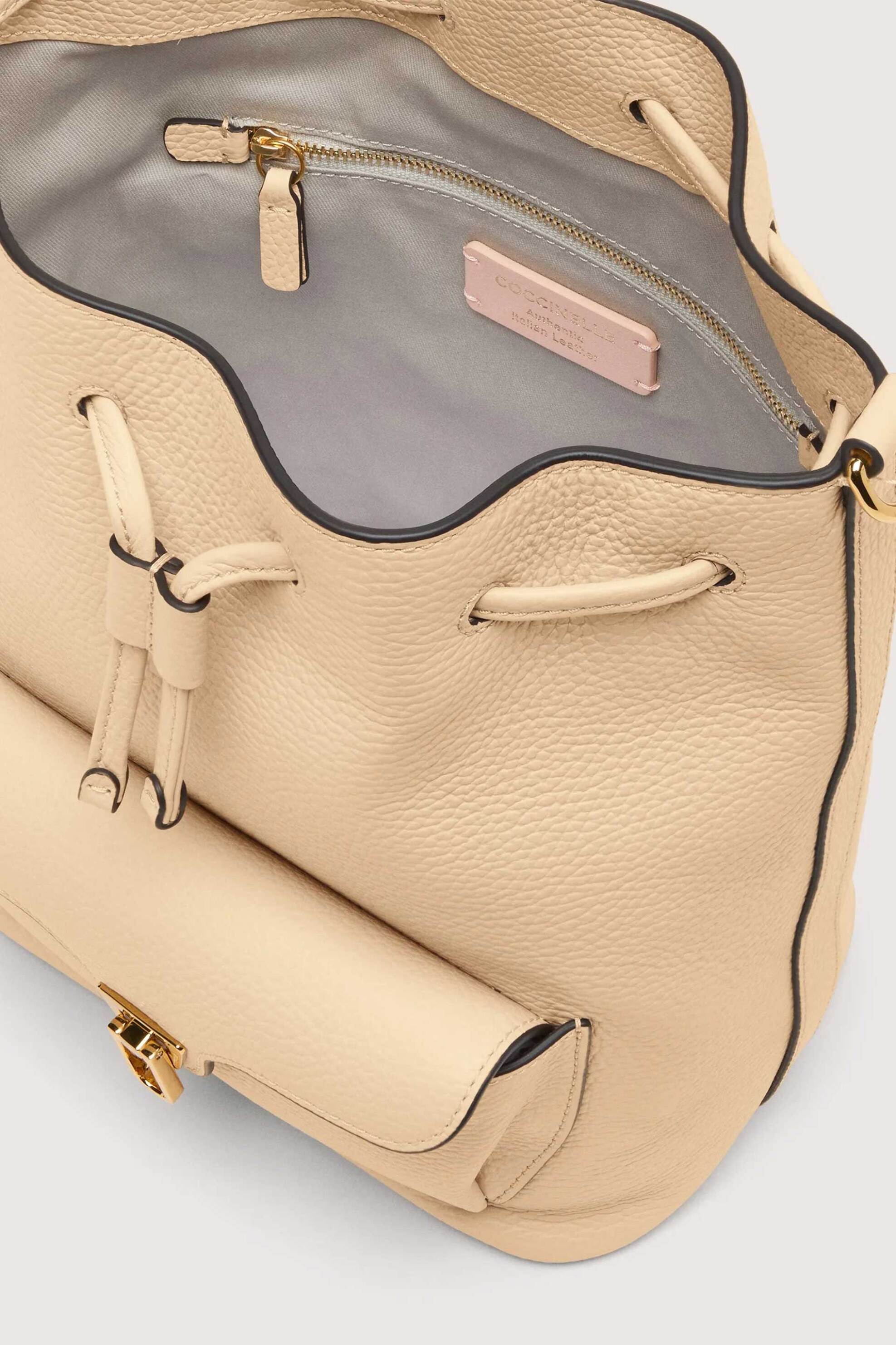 Coccinelle γυναικεία τσάντα bucket "Beat Generation Medium" - E1TFK-230201 Εκρού φωτογραφία