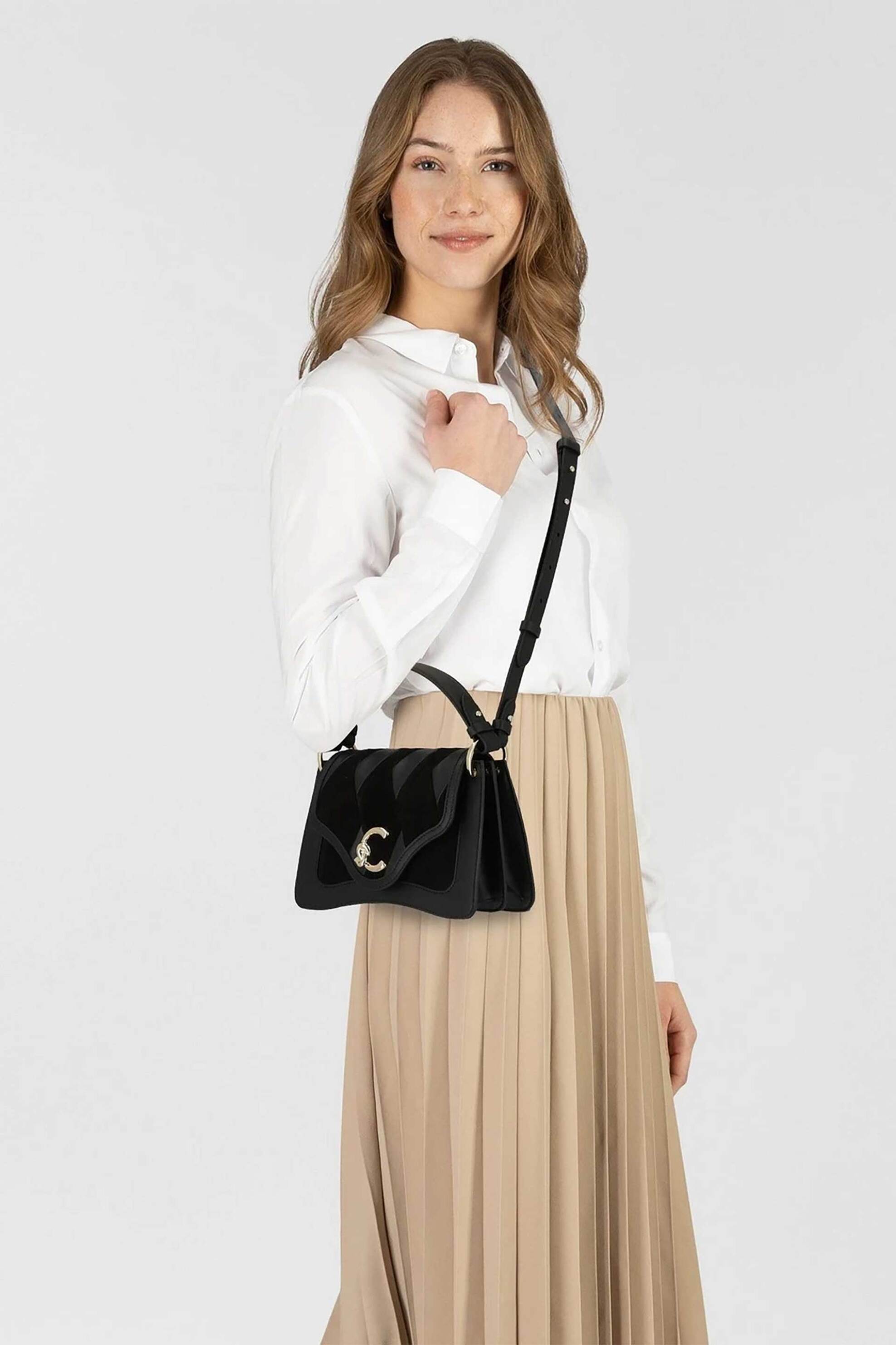 Coccinelle γυναικεία τσάντα crossbody με all-over print "C-me" - E1T1S-180201 Μαύρο φωτογραφία