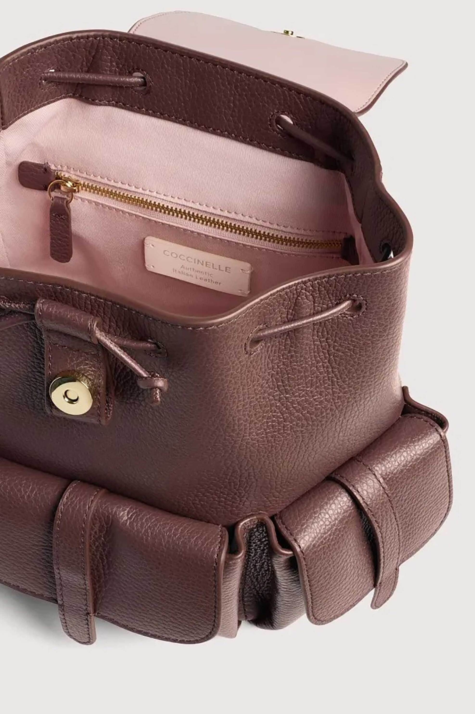 COCCINELLE Coccinelle γυναικεία δερμάτινη τσάντα backpack "Mavery Pocket Medium" - E1VGK-140101 Καφέ Σκούρο - 4