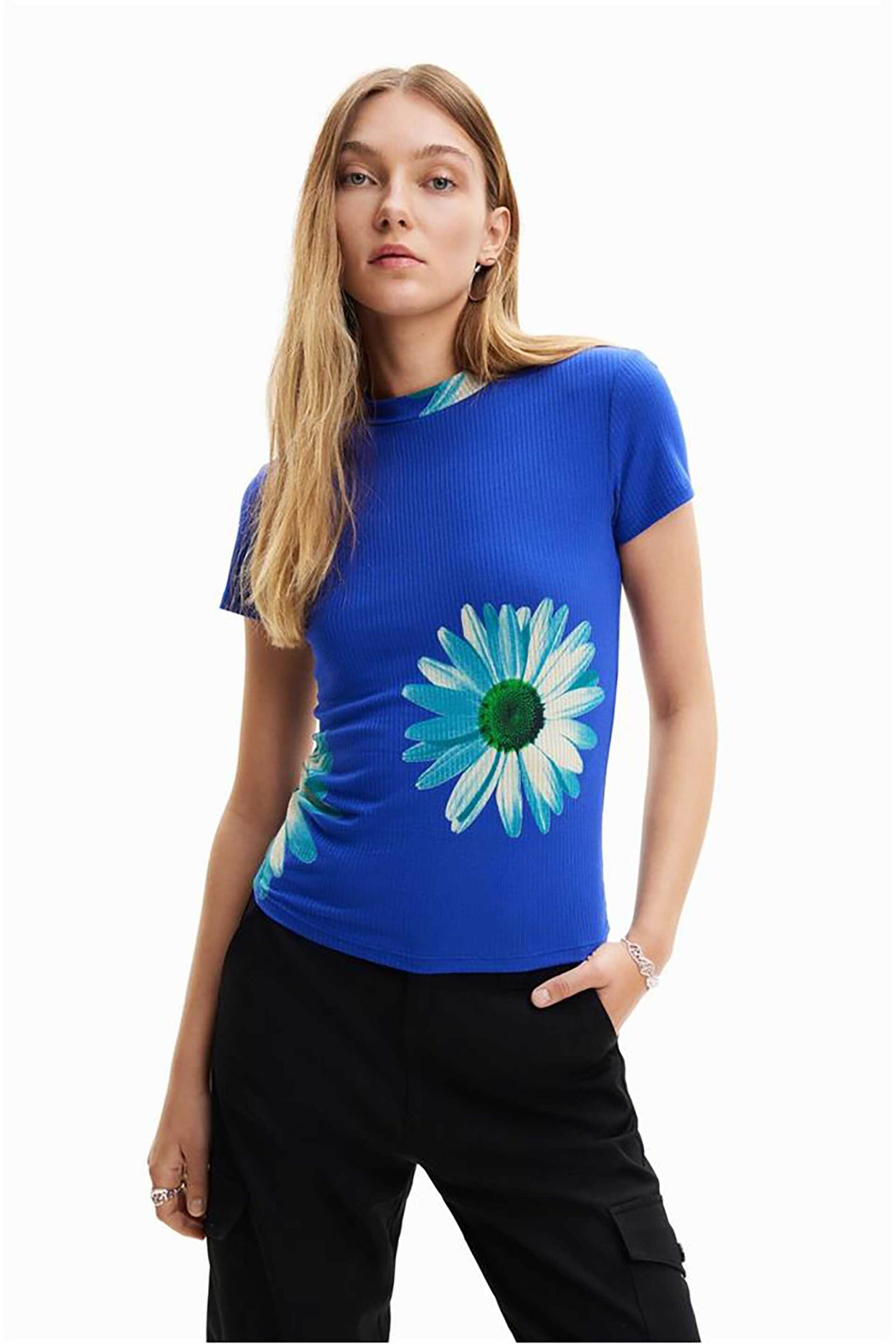 Γυναικεία Ρούχα & Αξεσουάρ > Γυναικεία Ρούχα > Γυναικεία Τοπ > Γυναικεία T-Shirts Desigual γυναικείο T-shirt με all-over ribbed υφή και daisies print "Margaritas" - 24SWTKAV Μπλε Ηλεκτρίκ