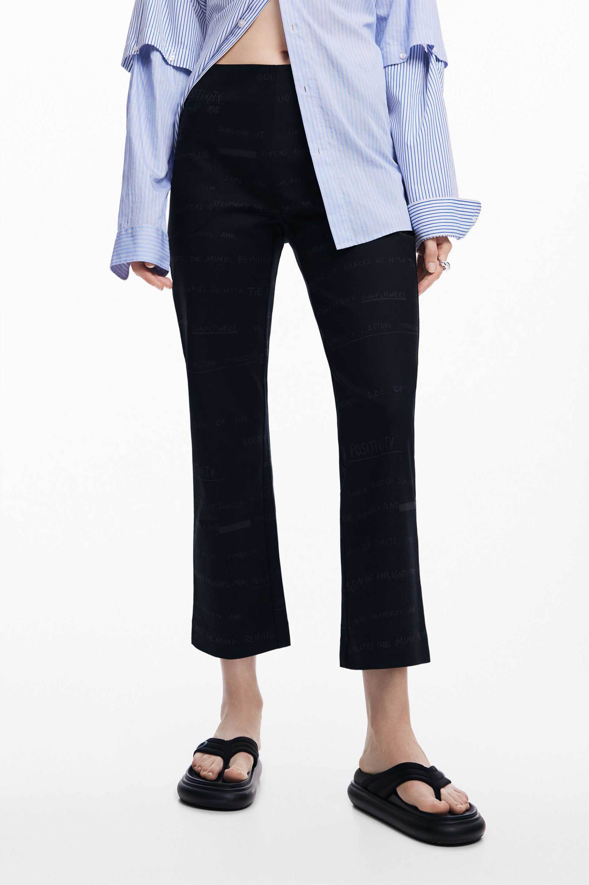 Desigual γυναικείο παντελόνι κάπρι με all-over lettering print - 24WWPW38 Μαύρο φωτογραφία