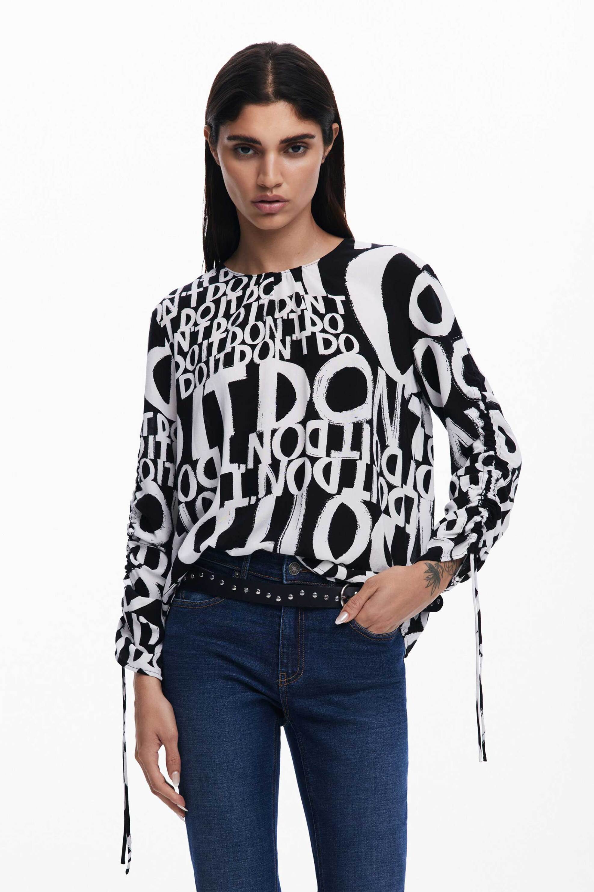 DESIGUAL Desigual γυναικεία μπλούζα με letter print "Dione" - 25SWBW04 Μαύρο