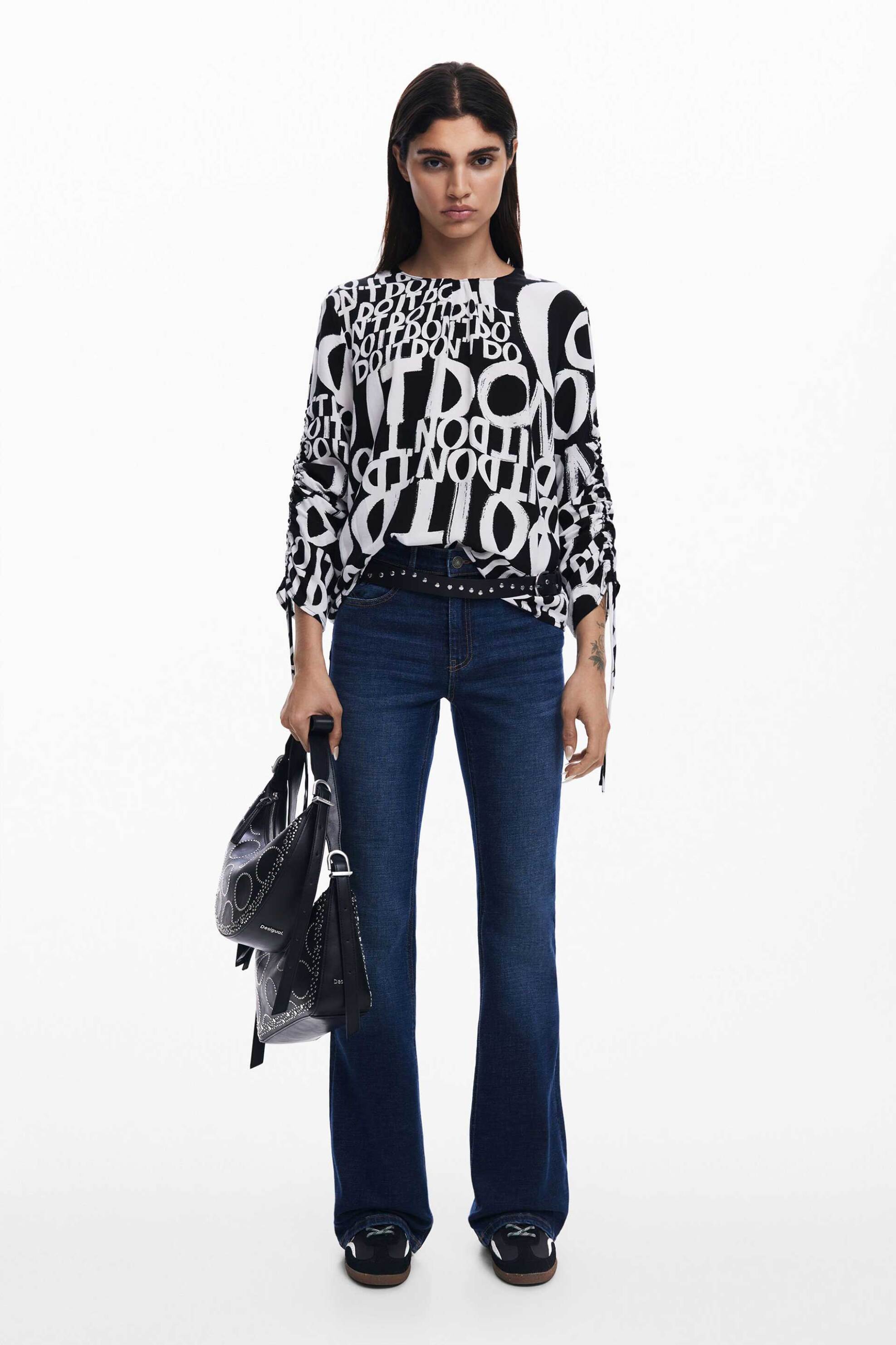Desigual γυναικεία μπλούζα με letter print "Dione" - 25SWBW04 Μαύρο φωτογραφία