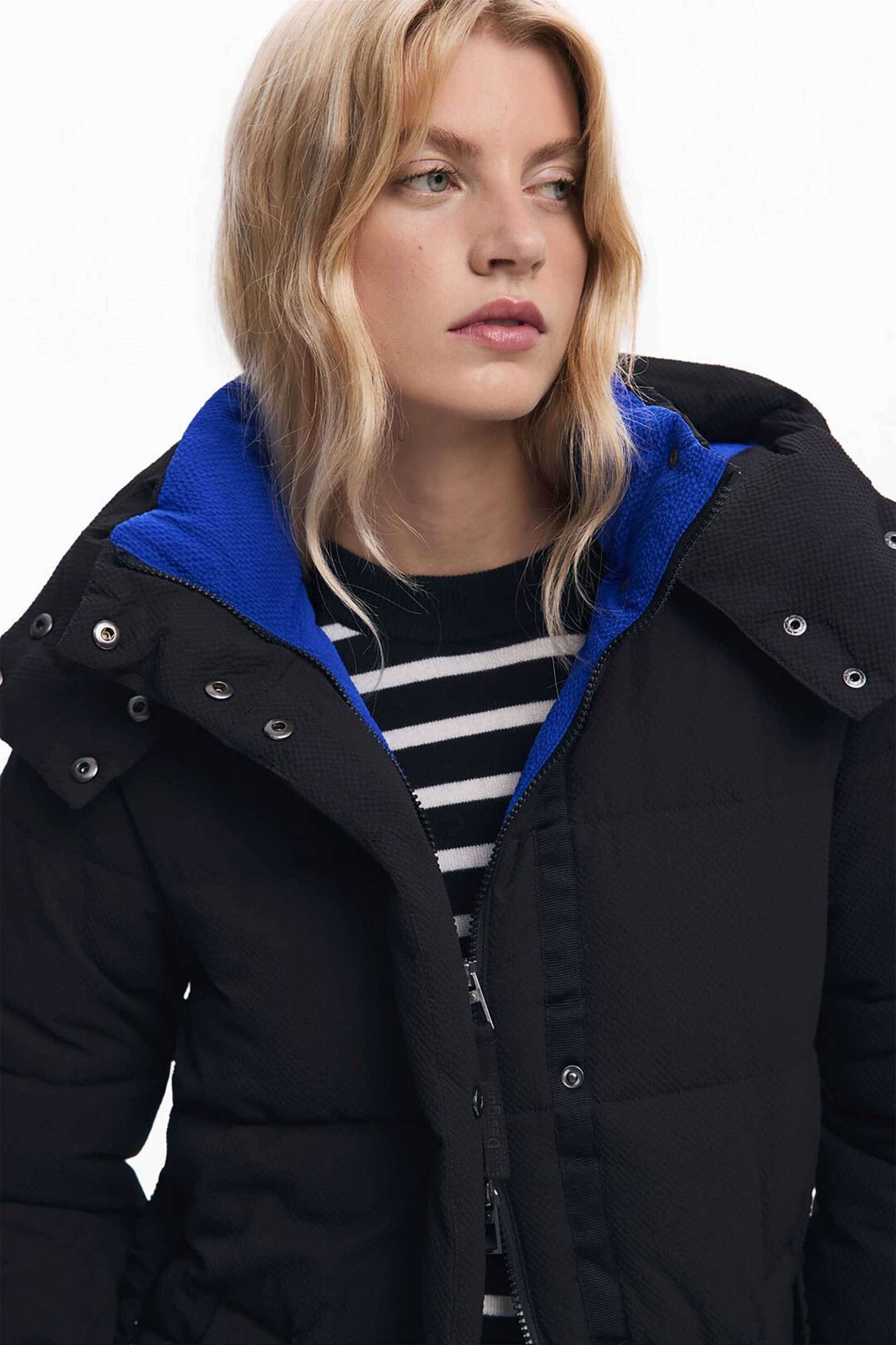 Desigual γυναικείο μπουφάν καπιτονέ με κουκούλα και ασορτί ζώνη στη μέση Regular Fit - 25WWEW24 Μαύρο φωτογραφία