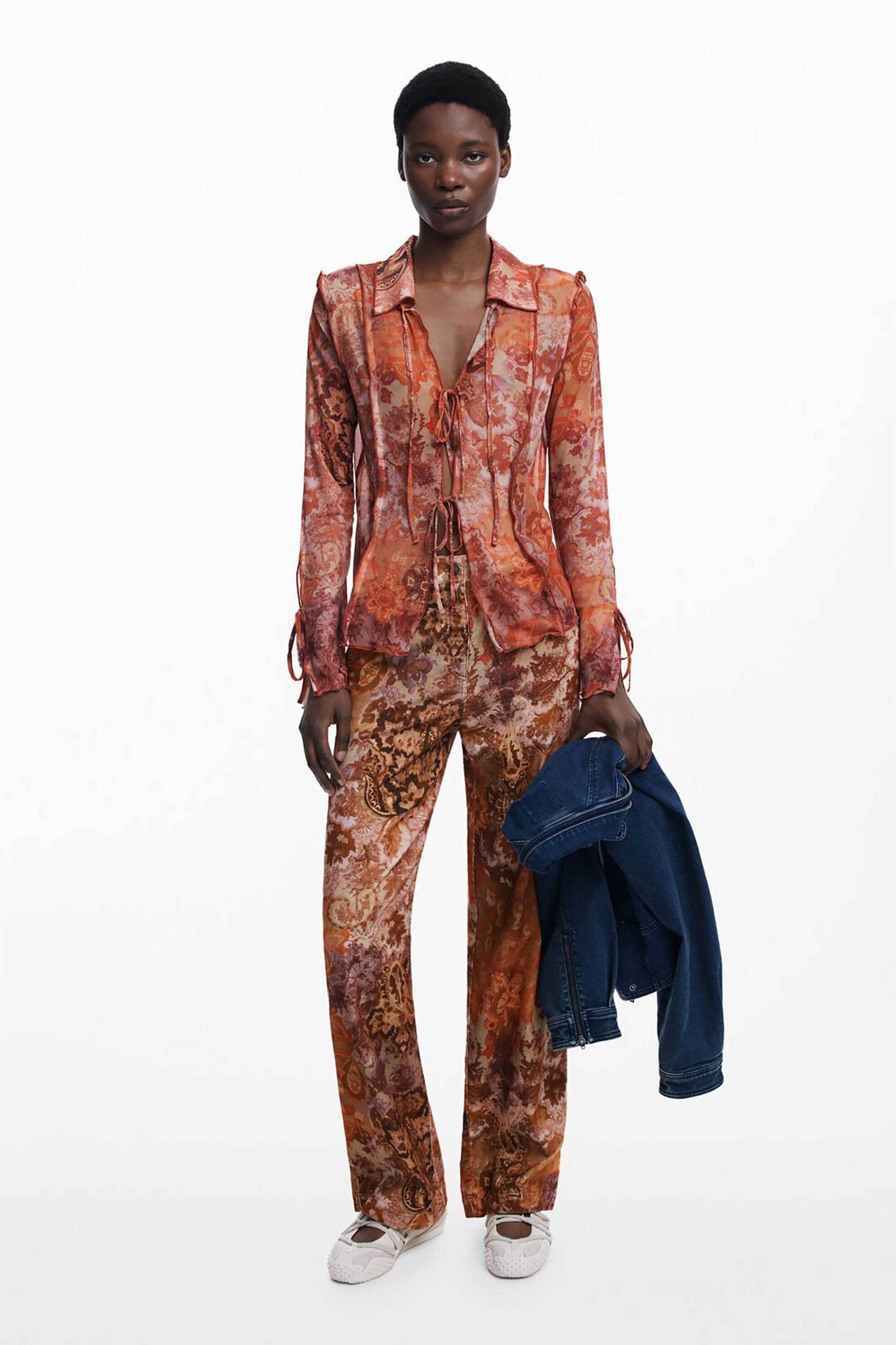 Γυναικεία παντελόνια σε ίσια γραμμή σε πορτοκαλι