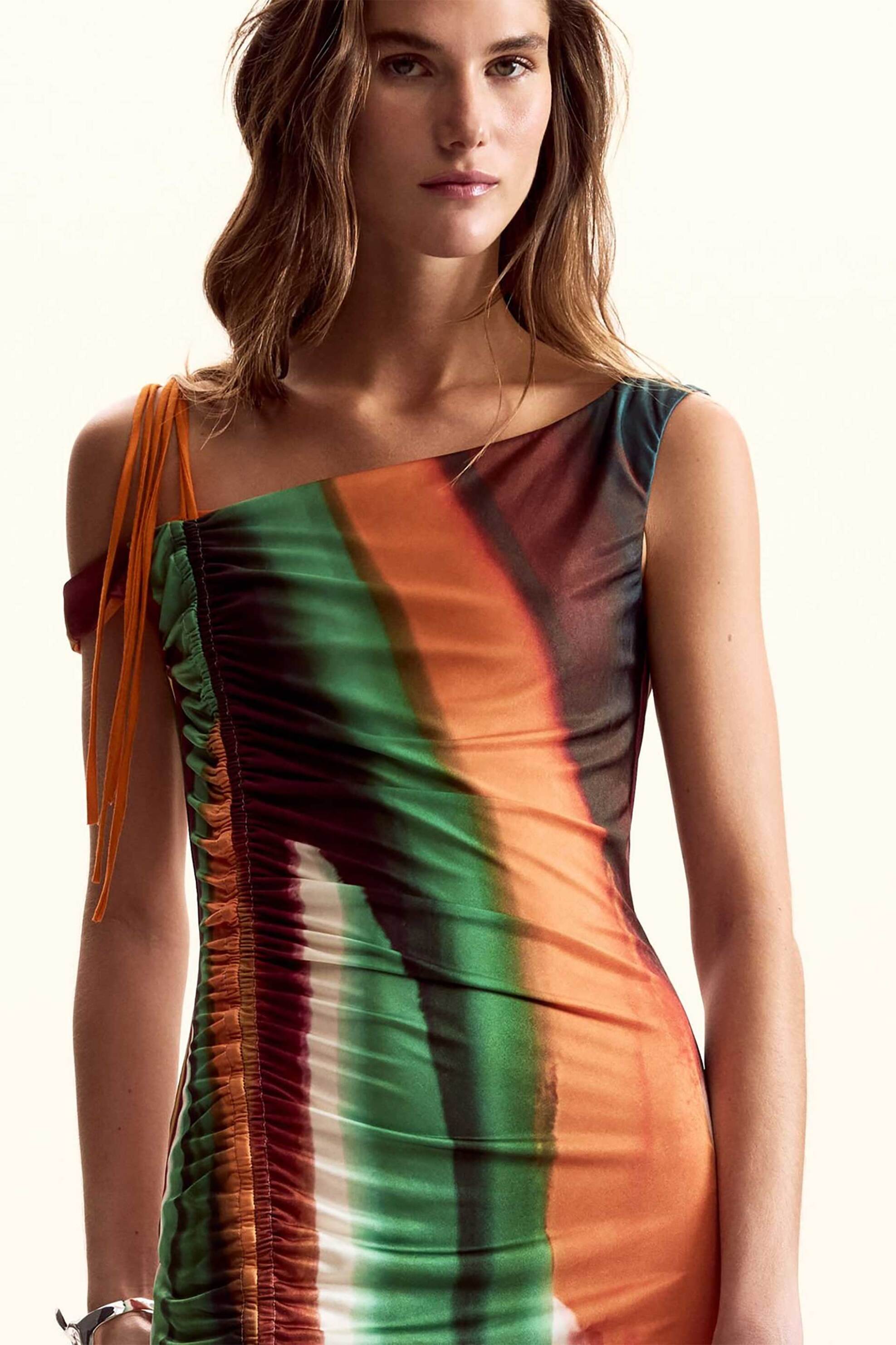 Desigual γυναικείο midi φόρεμα με ριγέ σχέδιο και off-shoulder σχέδιο Slim Fit "Paint" by Christian Lacroix - 26SWVK17 Λευκό φωτογραφία