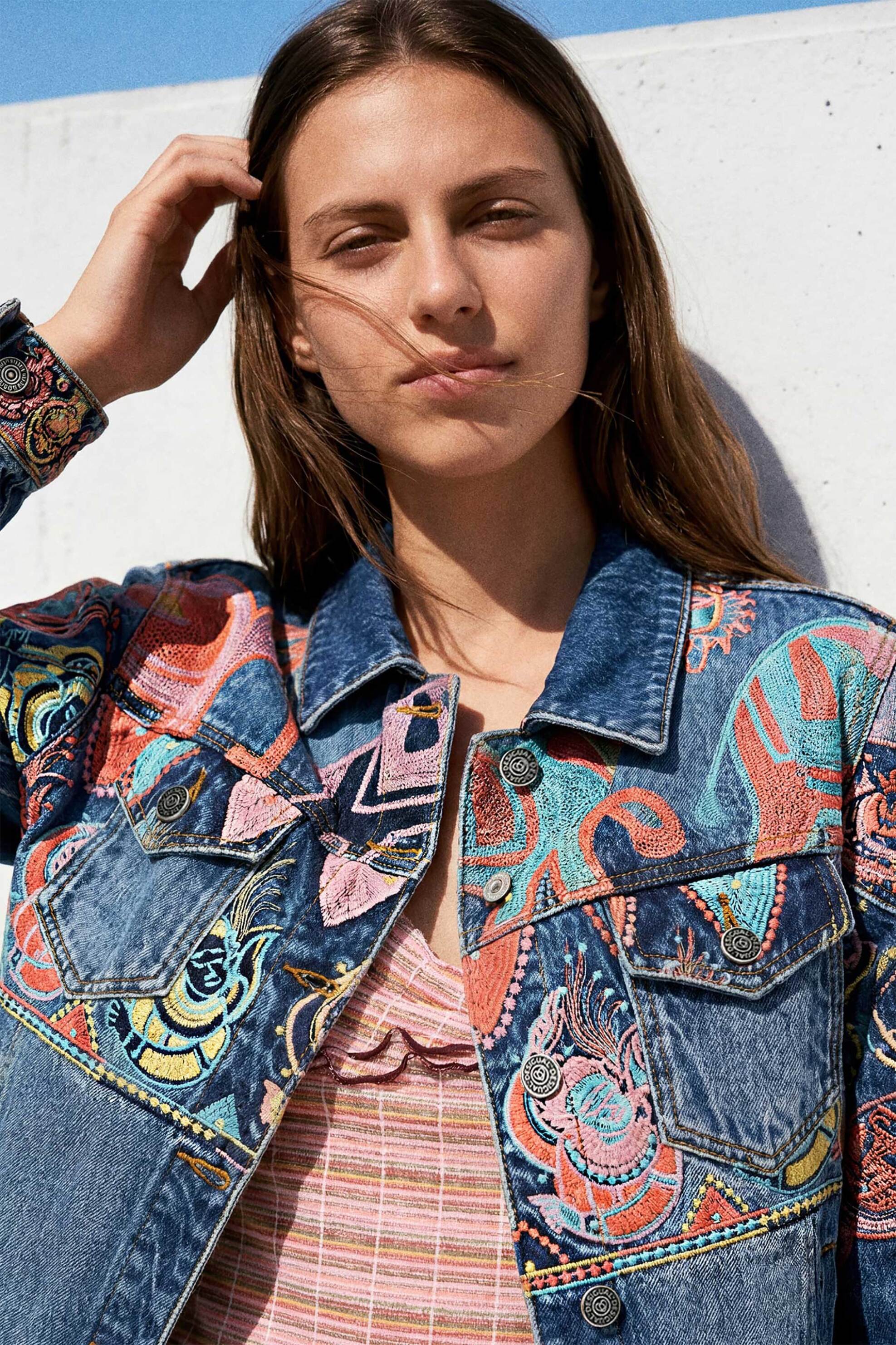 Desigual γυναικείο denim jacket με κέντημα 