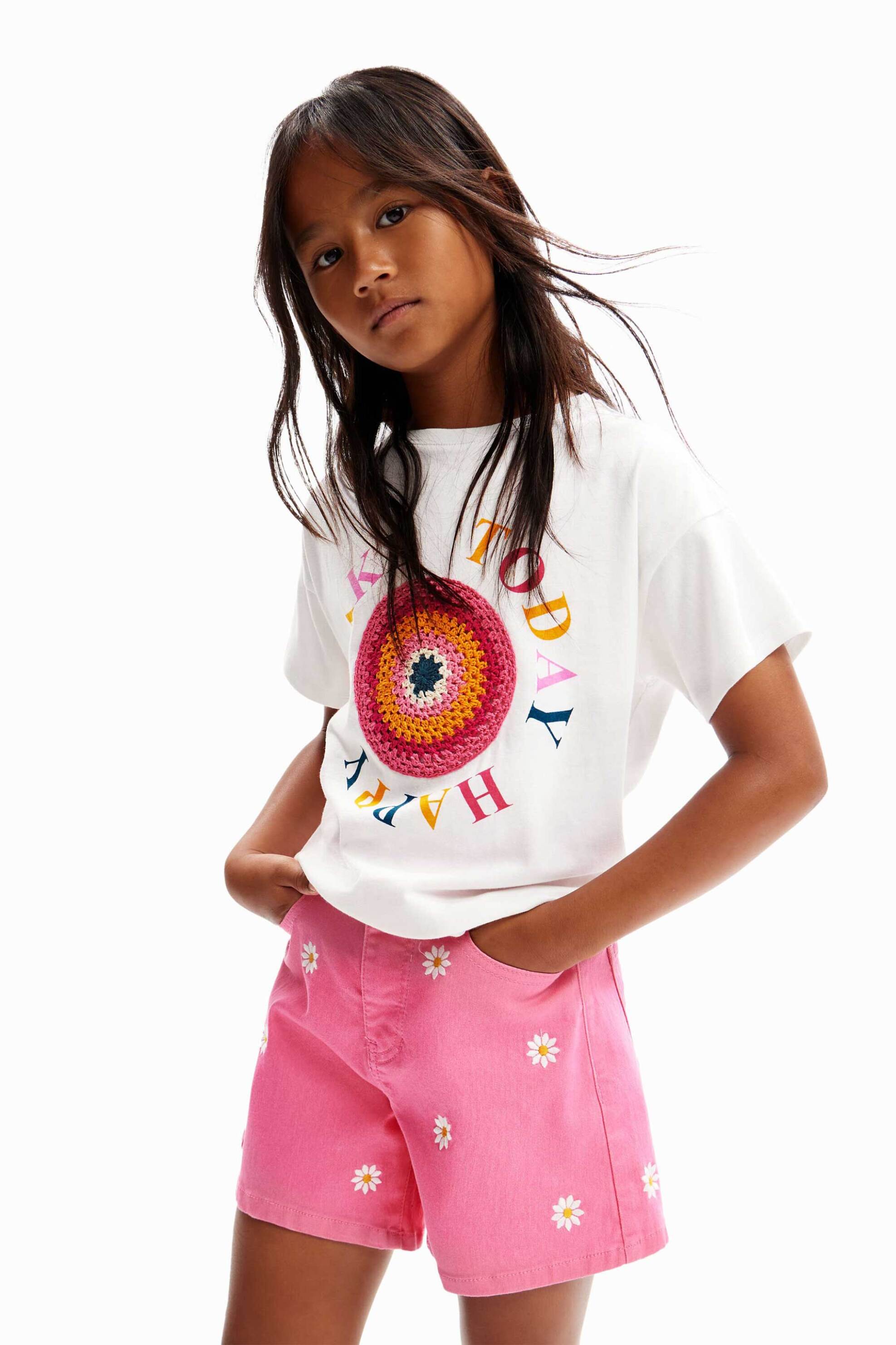 Παιδικά Ρούχα, Παπούτσια & Παιχνίδια > Παιδικά Ρούχα & Αξεσουάρ για Κορίτσια > Παιδικές Μπλούζες για Κορίτσια > Παιδικά T-Shirts για Κορίτσια Desigual παιδικό T-shirt με πολύχρωμο lettering και κεντημένο σχέδιο "Cibeles" - 24SGTK11 Λευκό