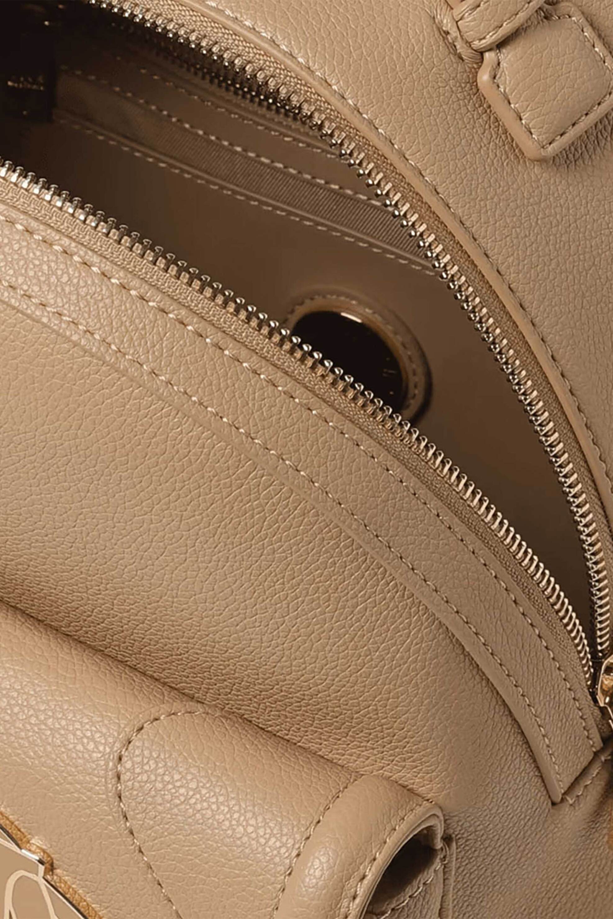 Love Moschino γυναικείo backpack με μεταλλικό λογότυπο - JC4008PP1NLG0 Μπεζ φωτογραφία