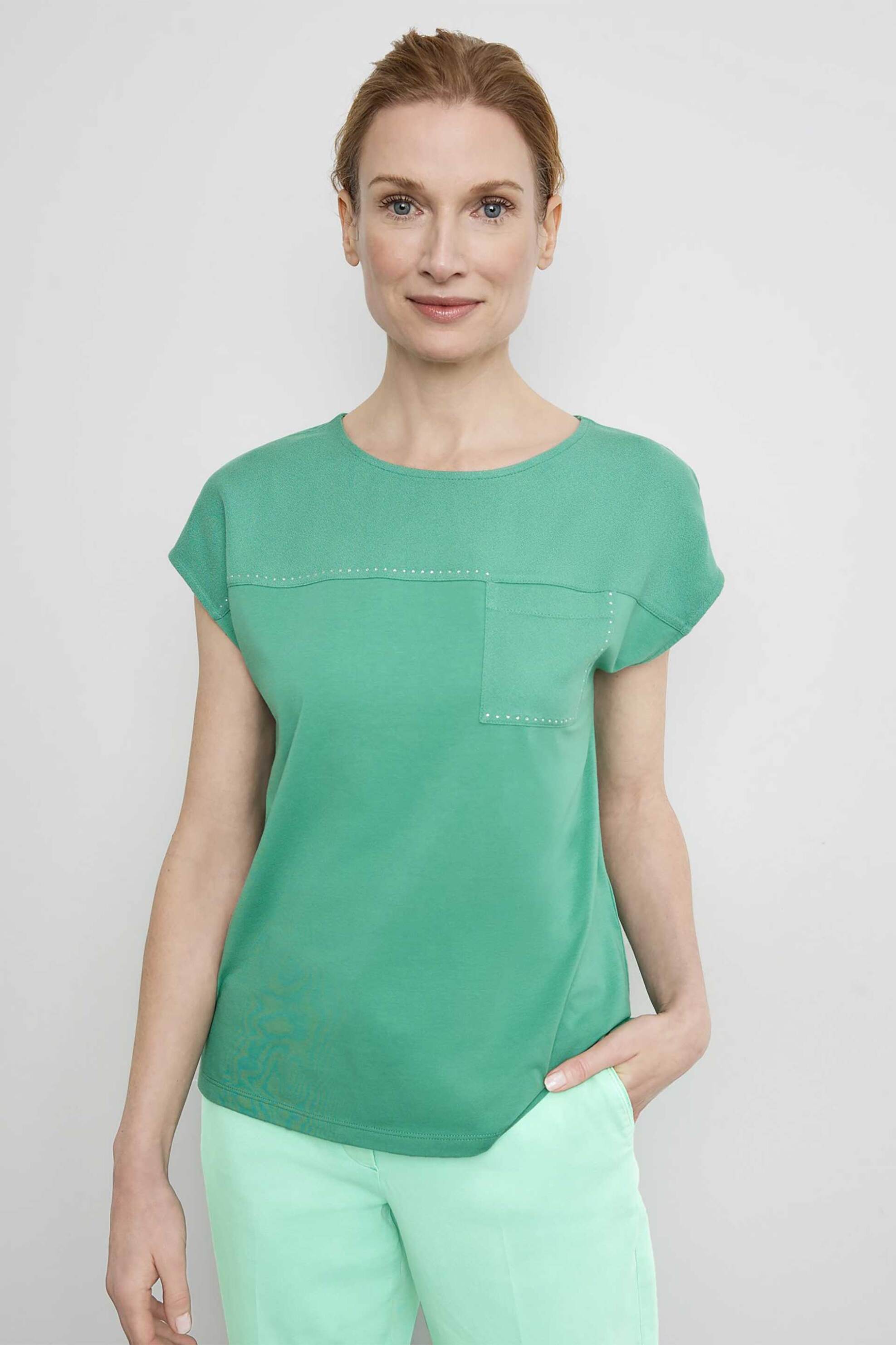 Γυναικεία Ρούχα & Αξεσουάρ > Γυναικεία Ρούχα > Γυναικεία Τοπ > Γυναικεία T-Shirts Gerry Weber γυναικείο T-shirt με τσέπη και διακοσμητικές πέτρες Casual Fit - 270043-44042 Πράσινο