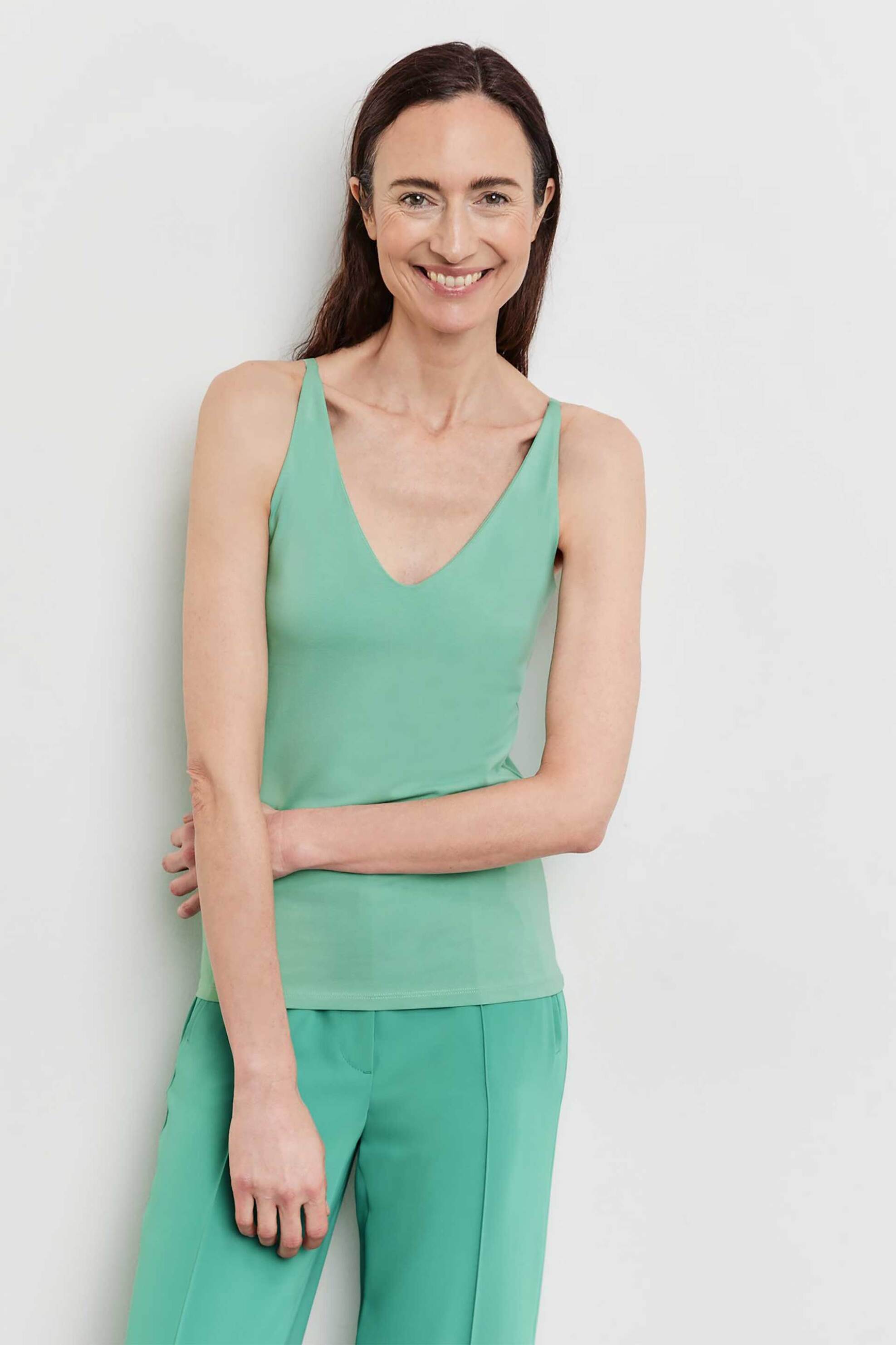 Gerry Weber γυναικείο αμάνικο τοπ μονόχρωμο με V