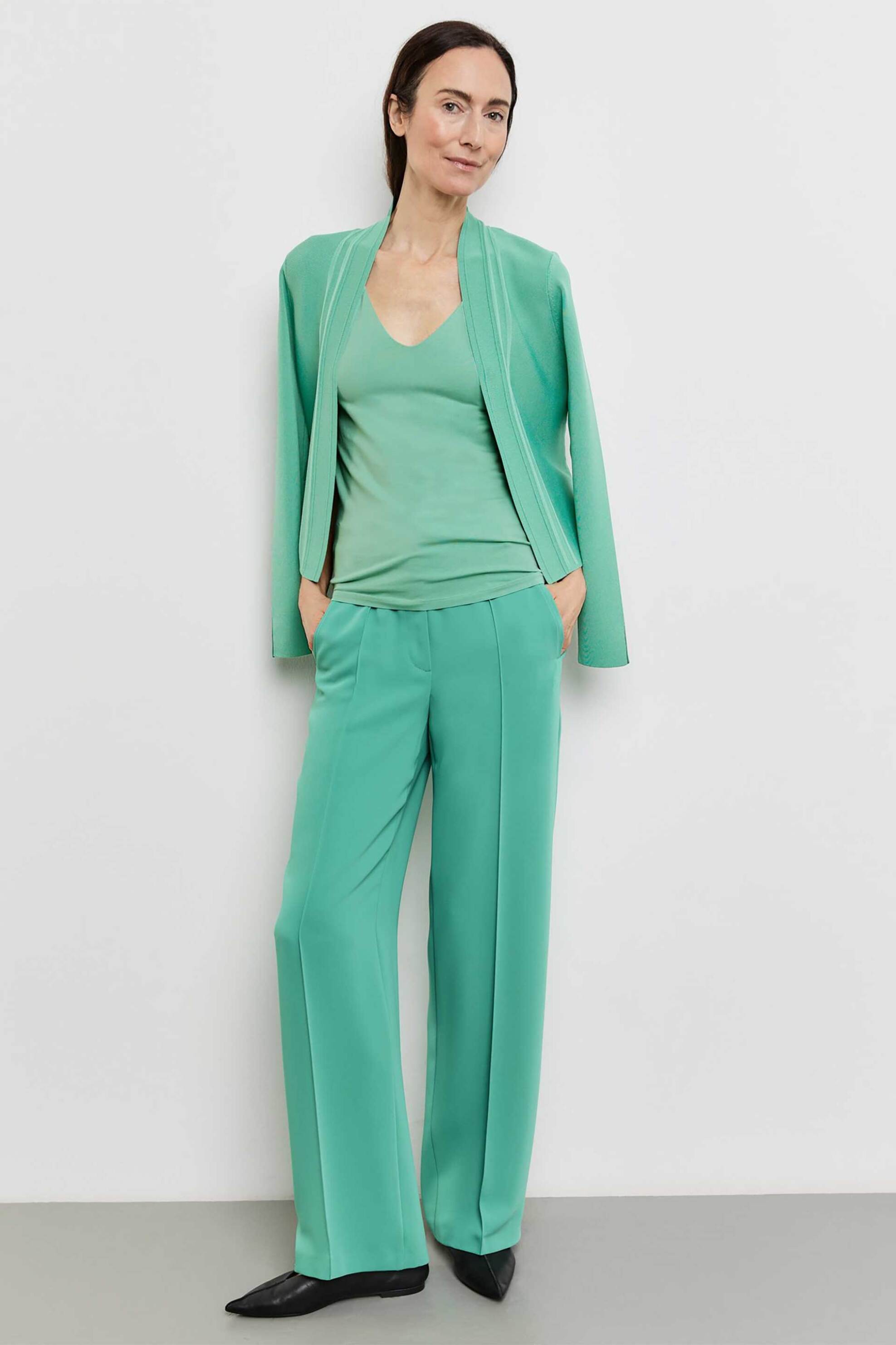 Gerry Weber γυναικείο αμάνικο τοπ μονόχρωμο με V - 370200-35005 Πράσινο φωτογραφία