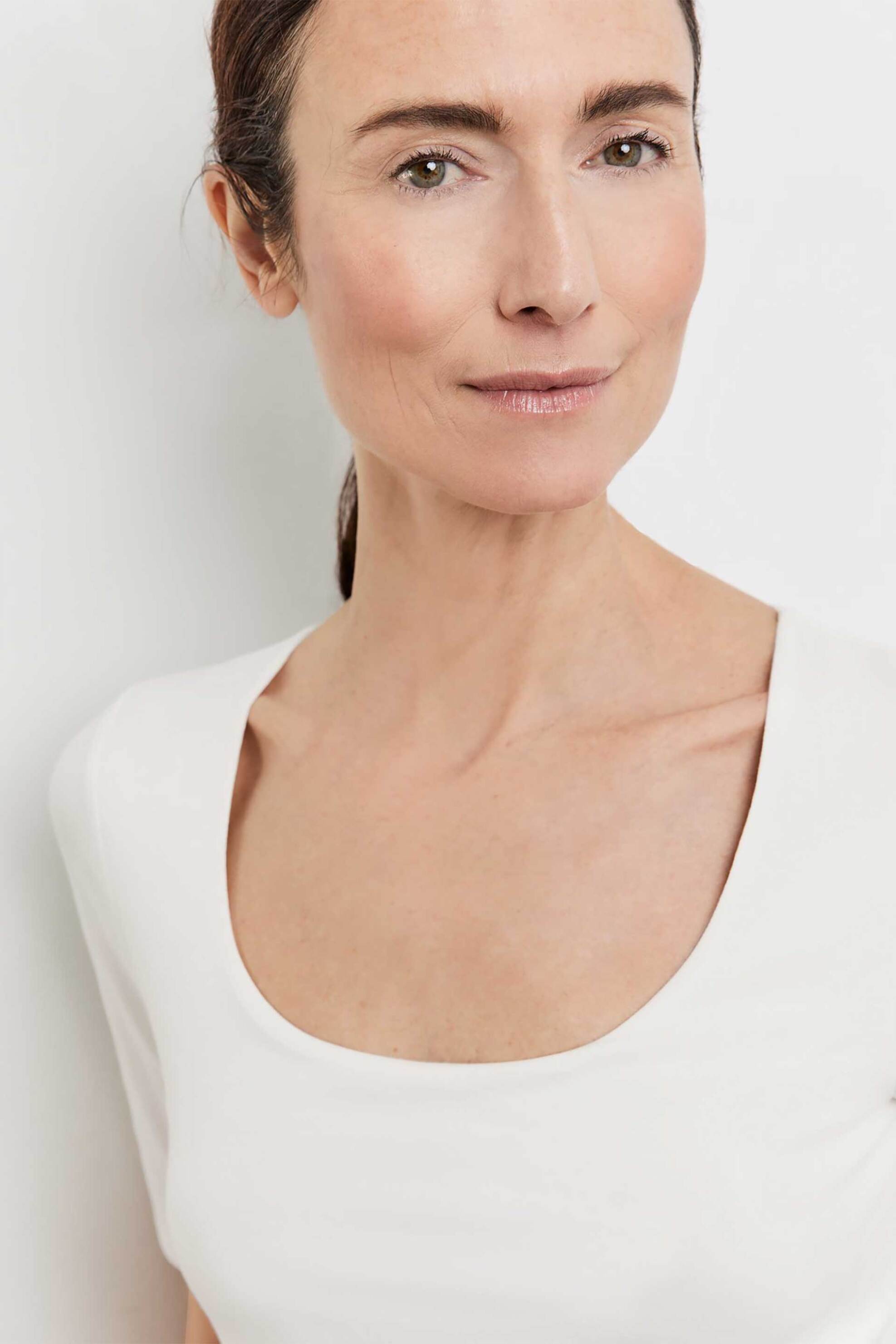 Gerry Weber γυναικείο μονόχρωμο T-shirt με ανοιχτή λαιμόκοψη - 370201-35005 Λευκό φωτογραφία