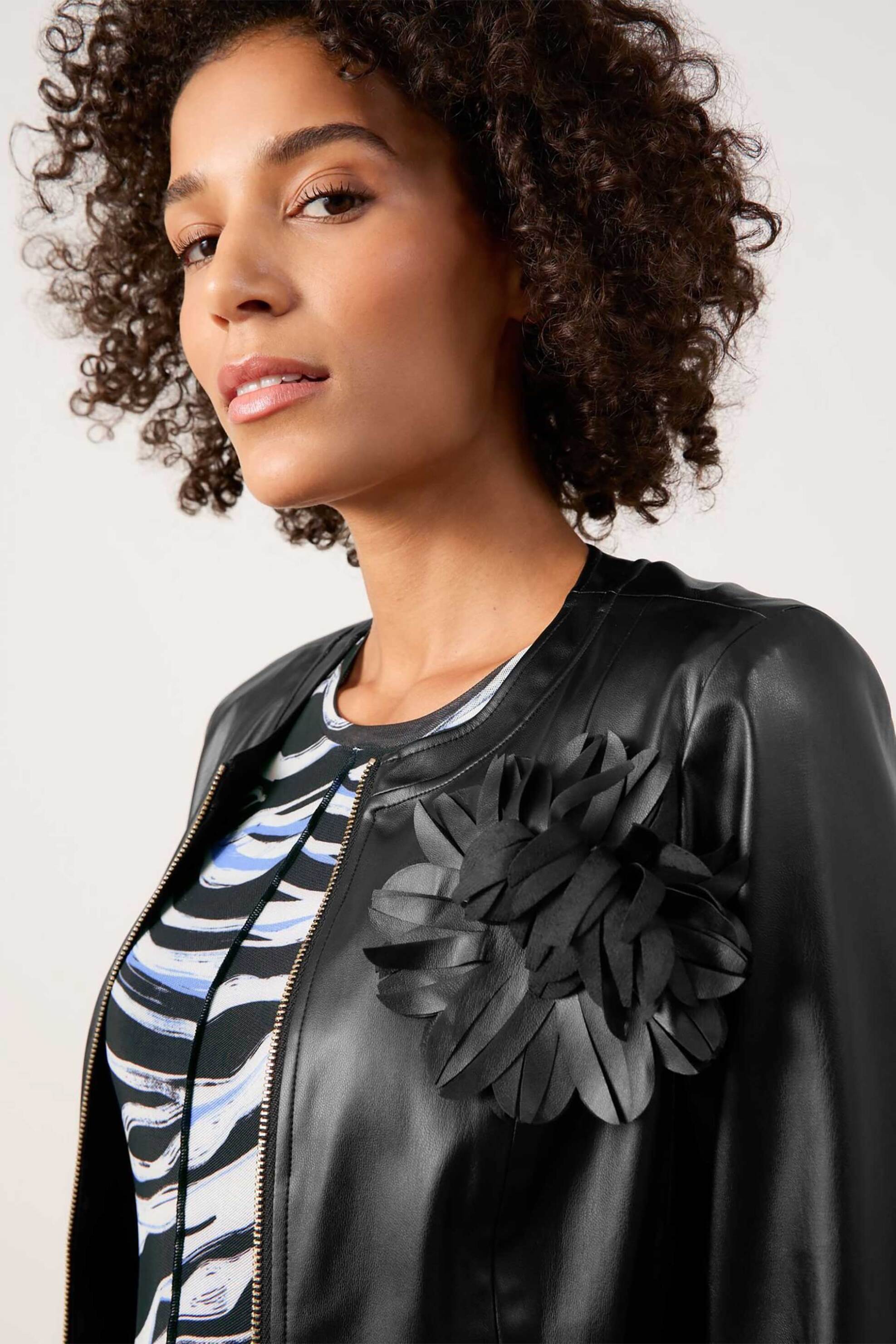 Gerry Weber γυναικείο jacket faux δέρμα με απλικέ λουλούδι - 430026-31227 Μαύρο φωτογραφία