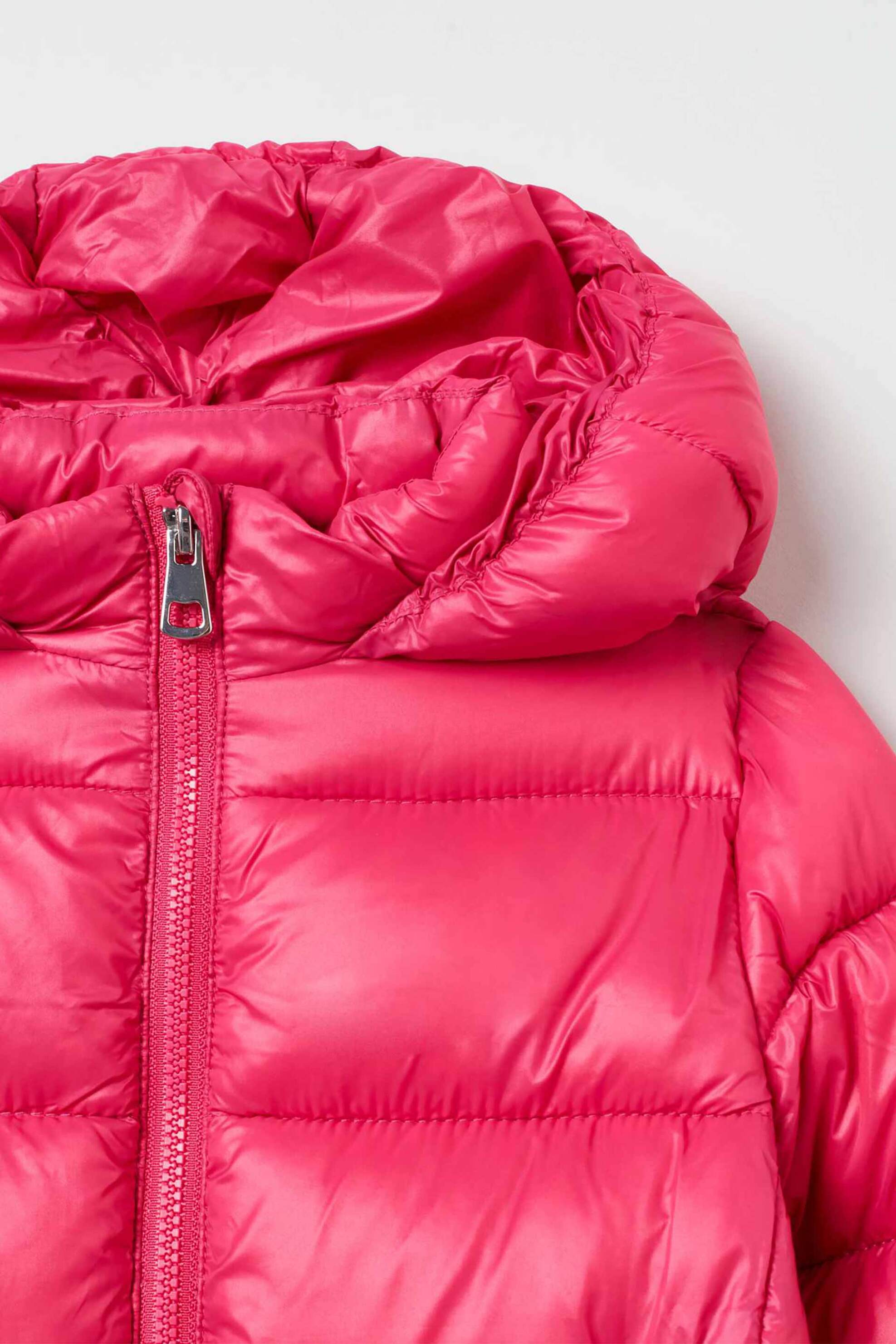 OVS παιδικό μπουφάν μονόχρωμο με καπιτονέ σχέδιο και κουκούλα - 001825547 Φούξια φωτογραφία