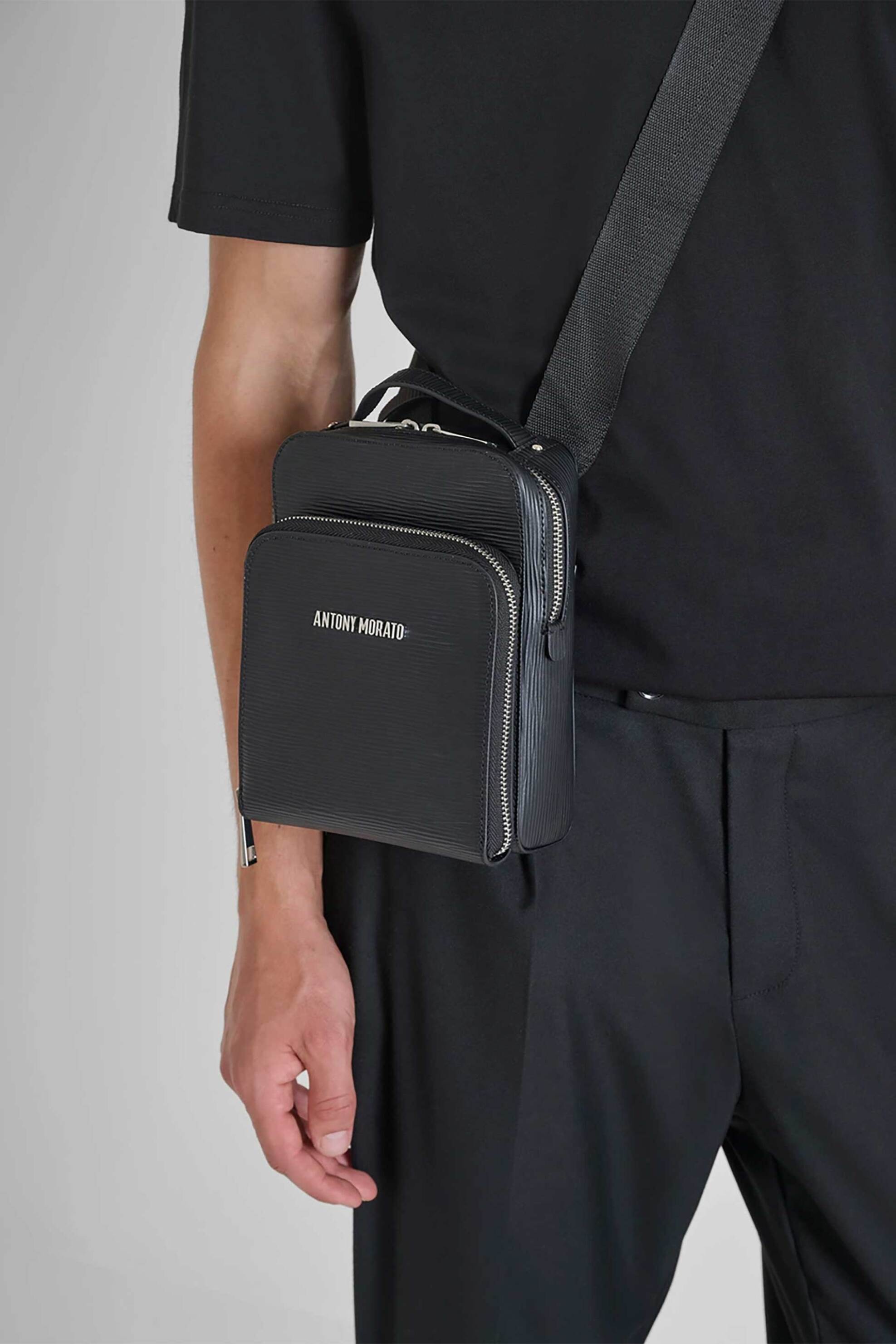 Antony Morato ανδρικό τσαντάκι με μεταλλικό λογότυπο - AB00444FA210074 Μαύρο