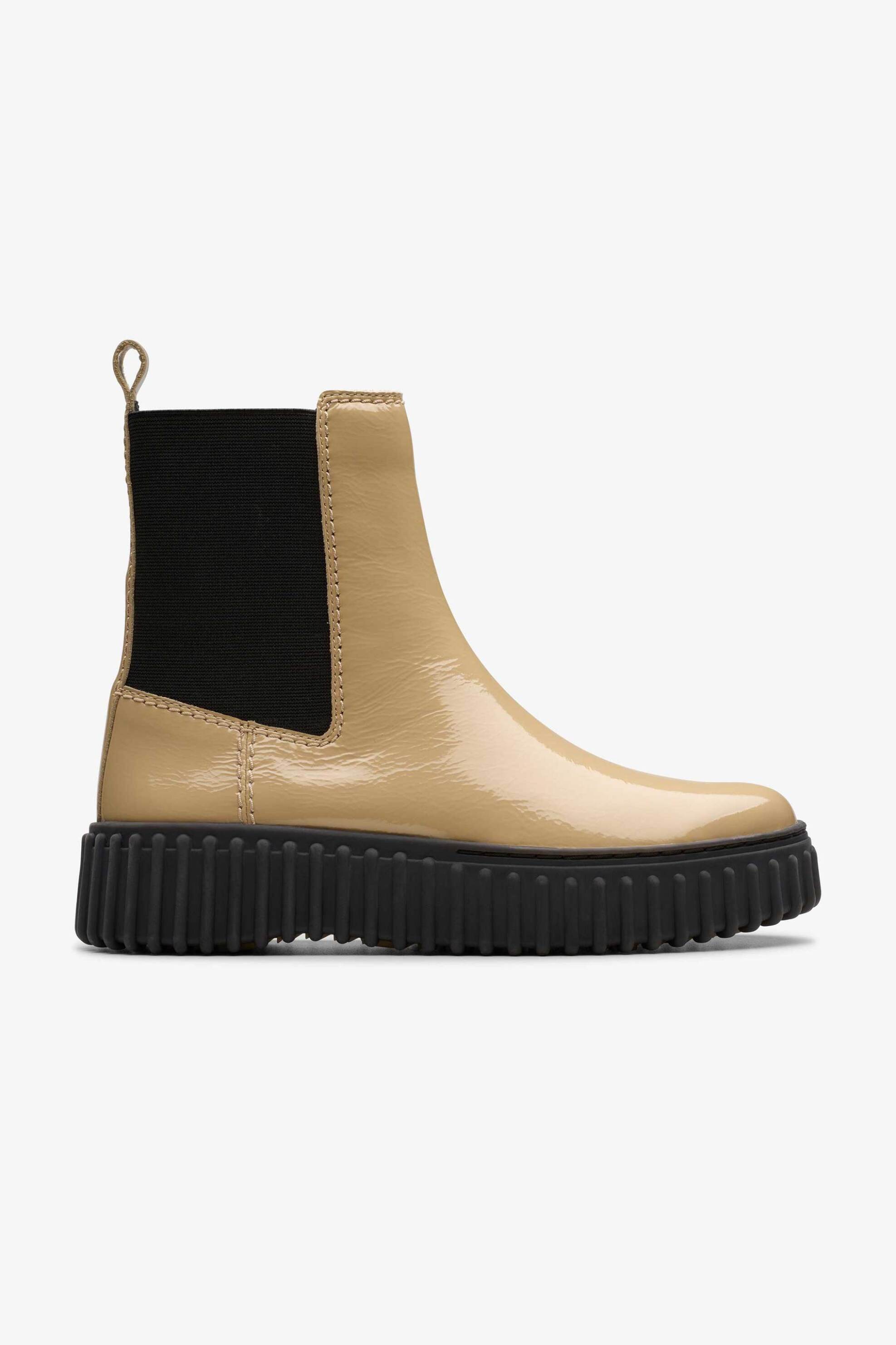 Clarks γυναικεία δερμάτινα μποτάκια με λουστρίνι - 26179122 Μπεζ