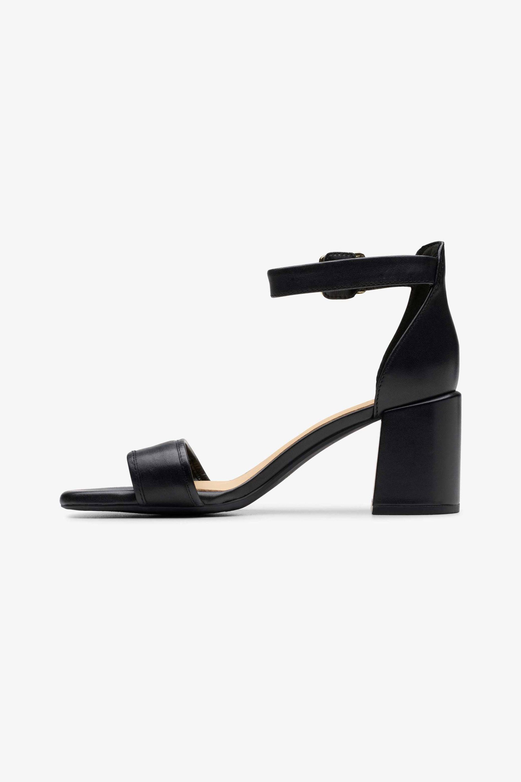 CLARKS Clarks γυναικεία δερμάτινα πέδιλα με χοντρό τακούνι "Ezoria Mae" - 26181295 Μαύρο - 2