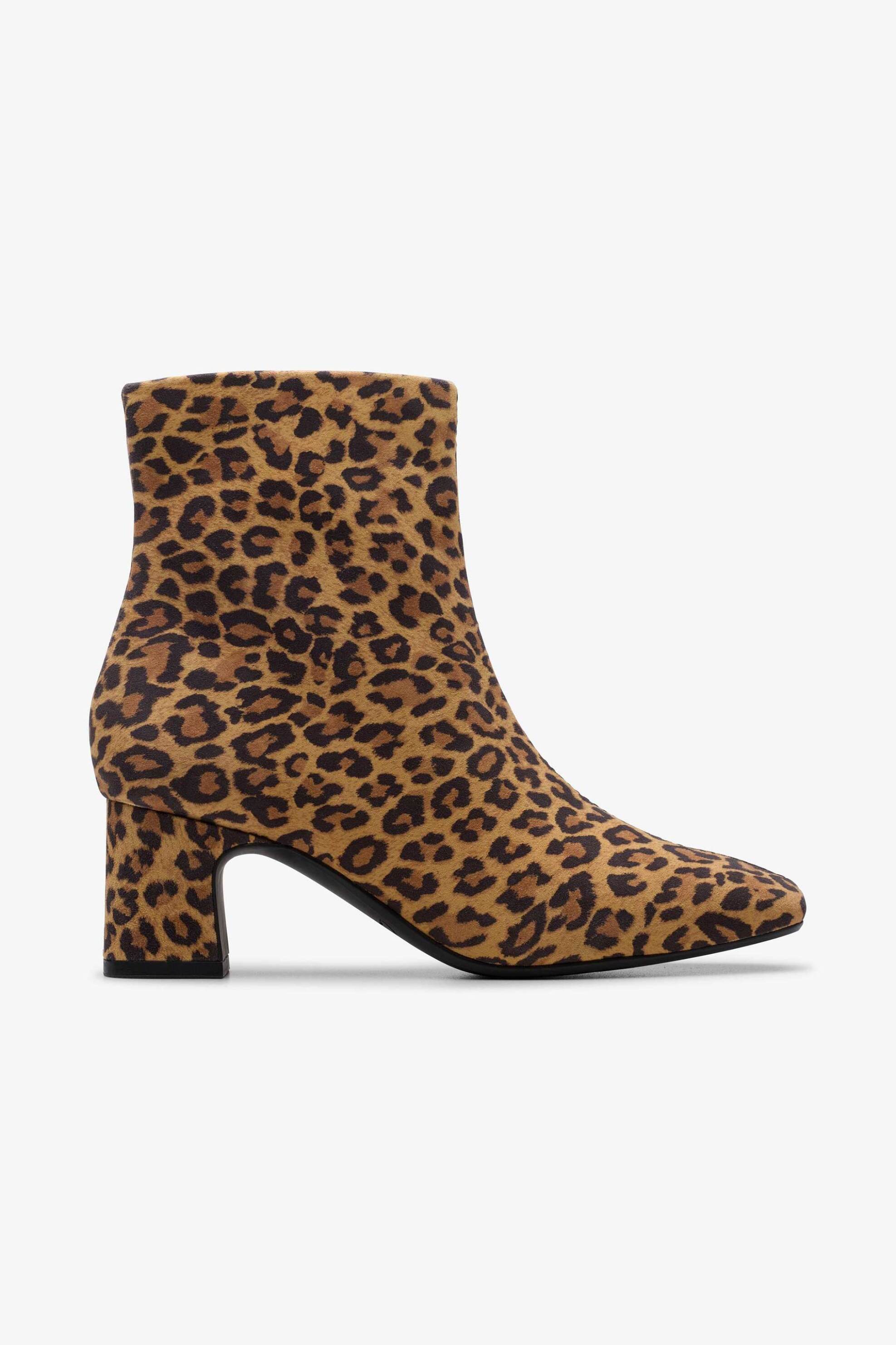 CLARKS Clarks γυναικεία μποτάκια animal print με χοντρό τακούνι ''Fernie Zip'' - 26182937 Καφέ
