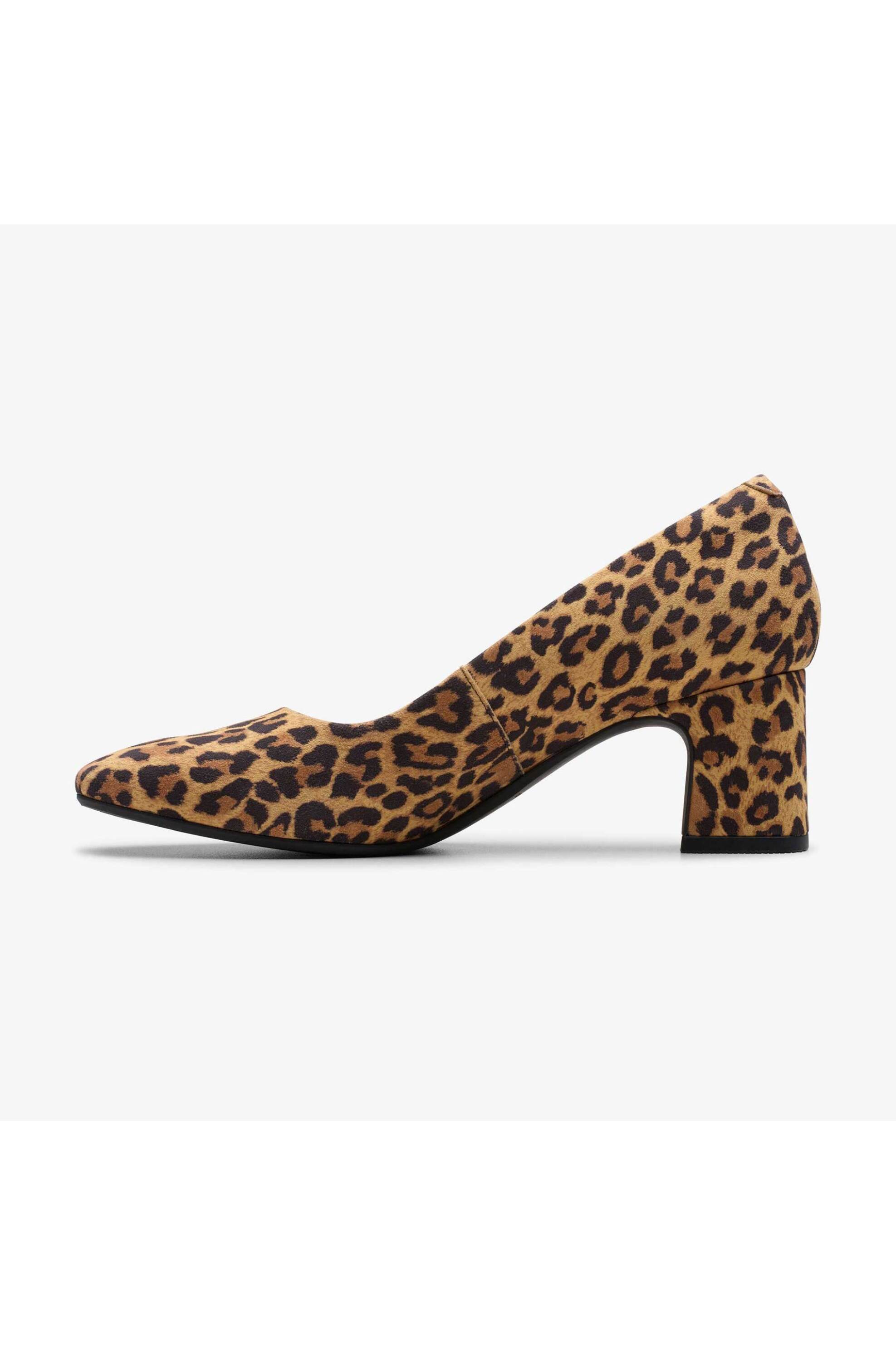 Clarks γυναικείες γόβες animal print με χοντρό τακούνι "Fernie Court" - 26183033 Καφέ φωτογραφία