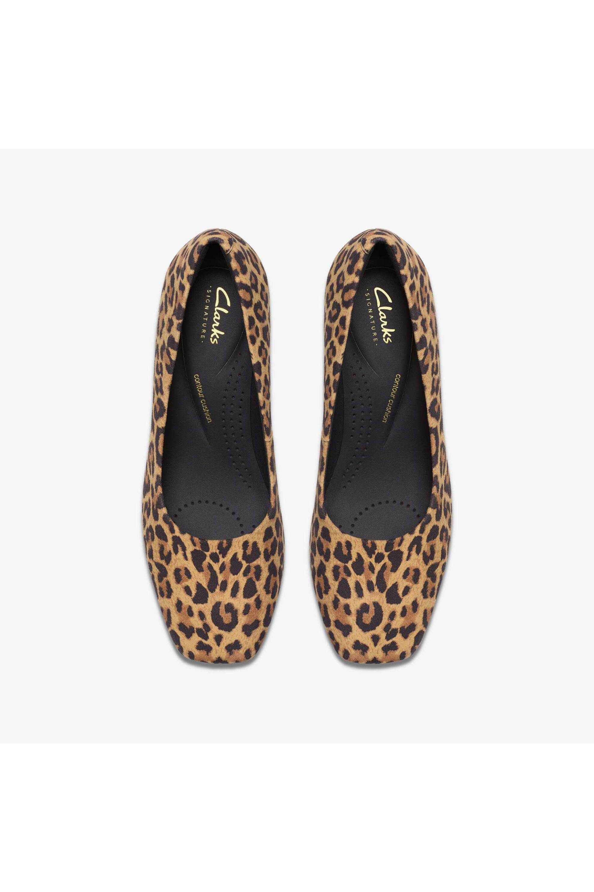 Clarks γυναικείες γόβες animal print με χοντρό τακούνι "Fernie Court" - 26183033 Καφέ φωτογραφία