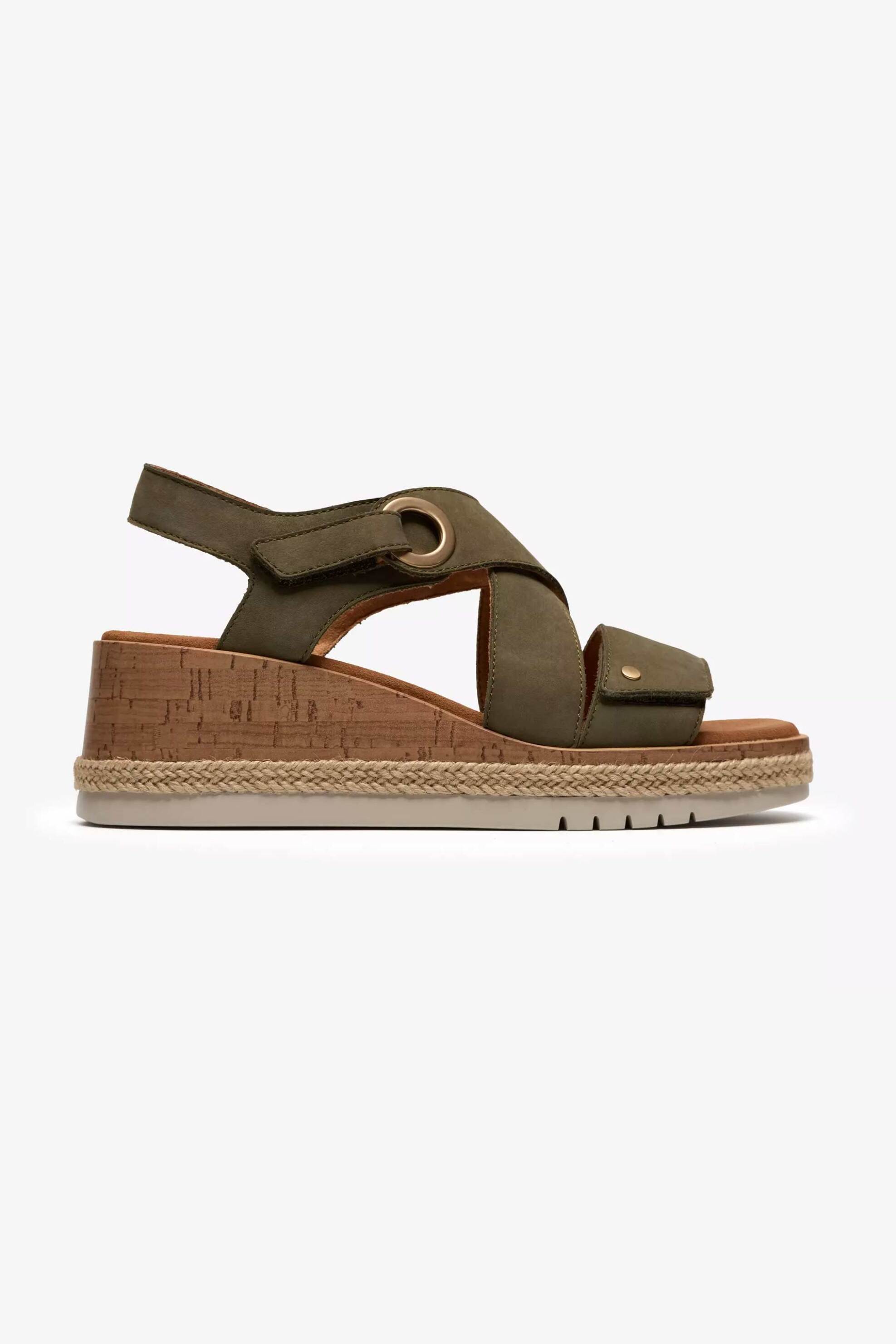 Clarks γυναικείες πλατφόρμες με ρυθμιζόμενο λουράκι "Kidiki Sun" - 26185955 Χακί