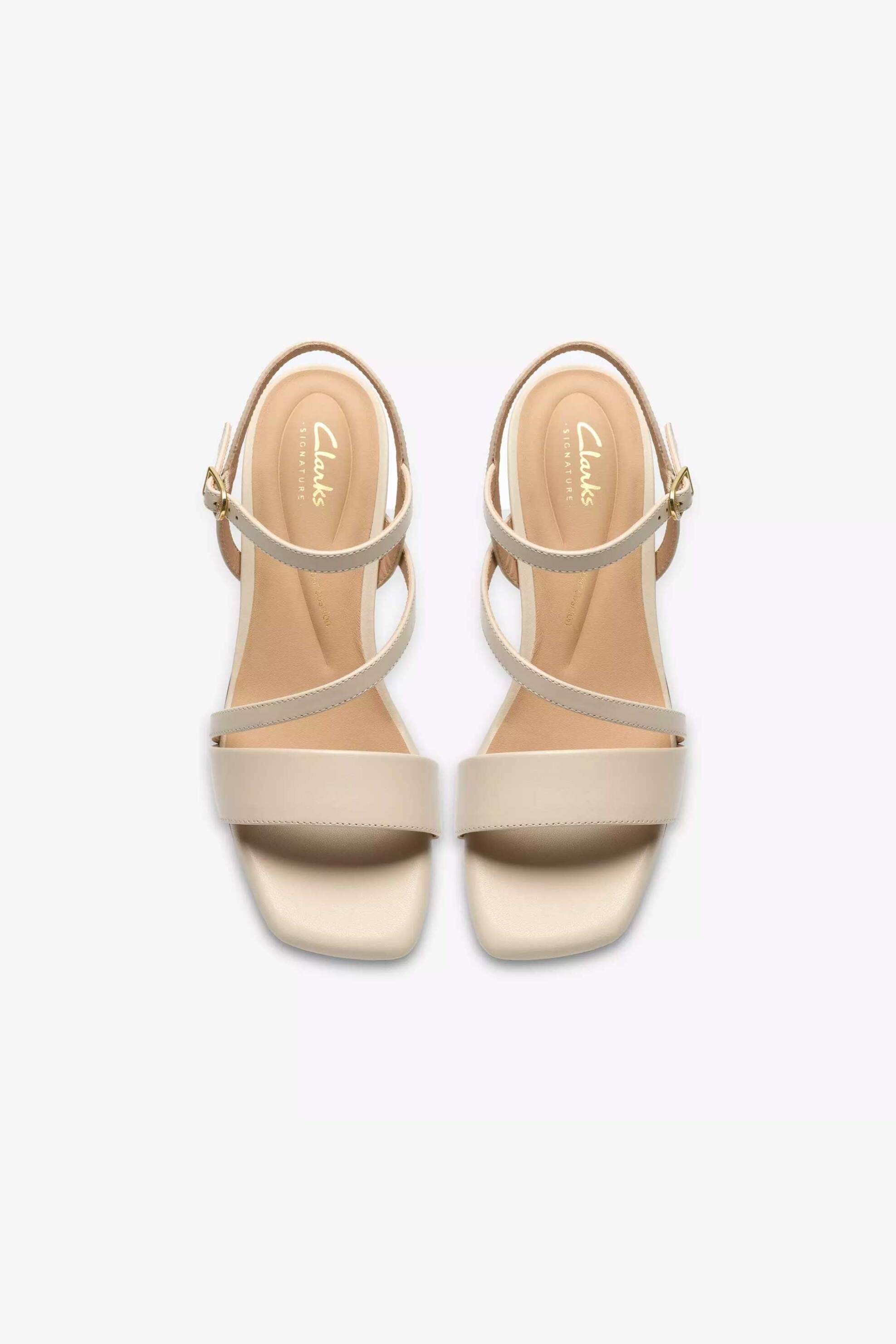 Clarks Γυναικεία Δερμάτινα Πέδιλα με Χοντρό Τακούνι Serina35 Strap - 26186118 Εκρού