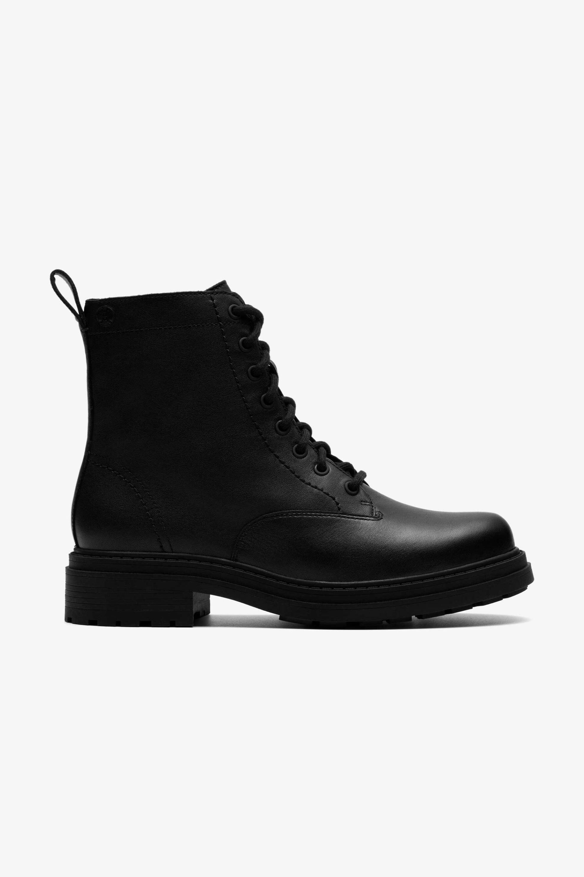 Clarks γυναικεία μποτάκια με κορδόνια 