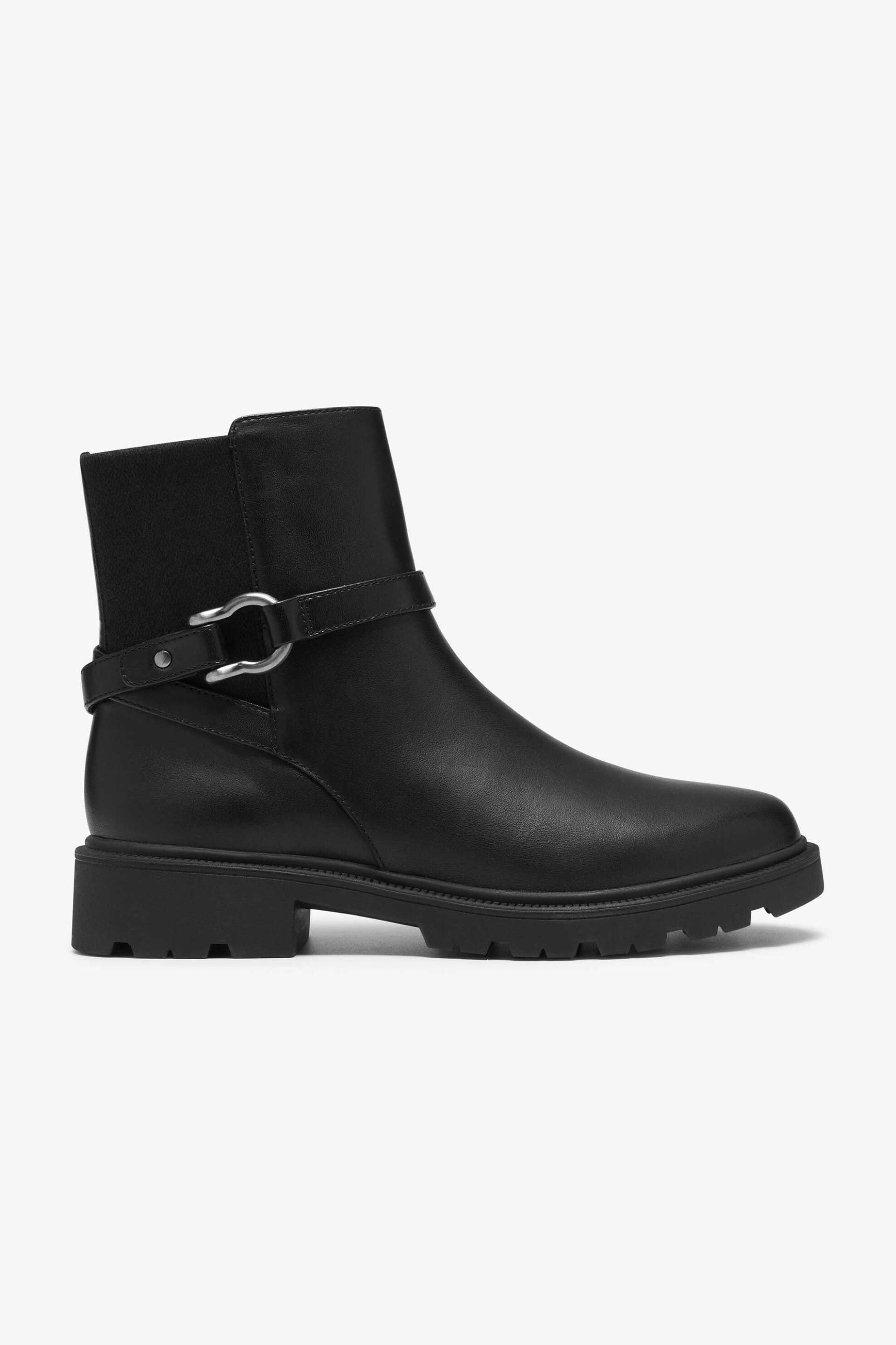 Clarks γυναικεία μονόχρωμα δερμάτινα μποτάκια με μεταλλική λεπτομέρεια 