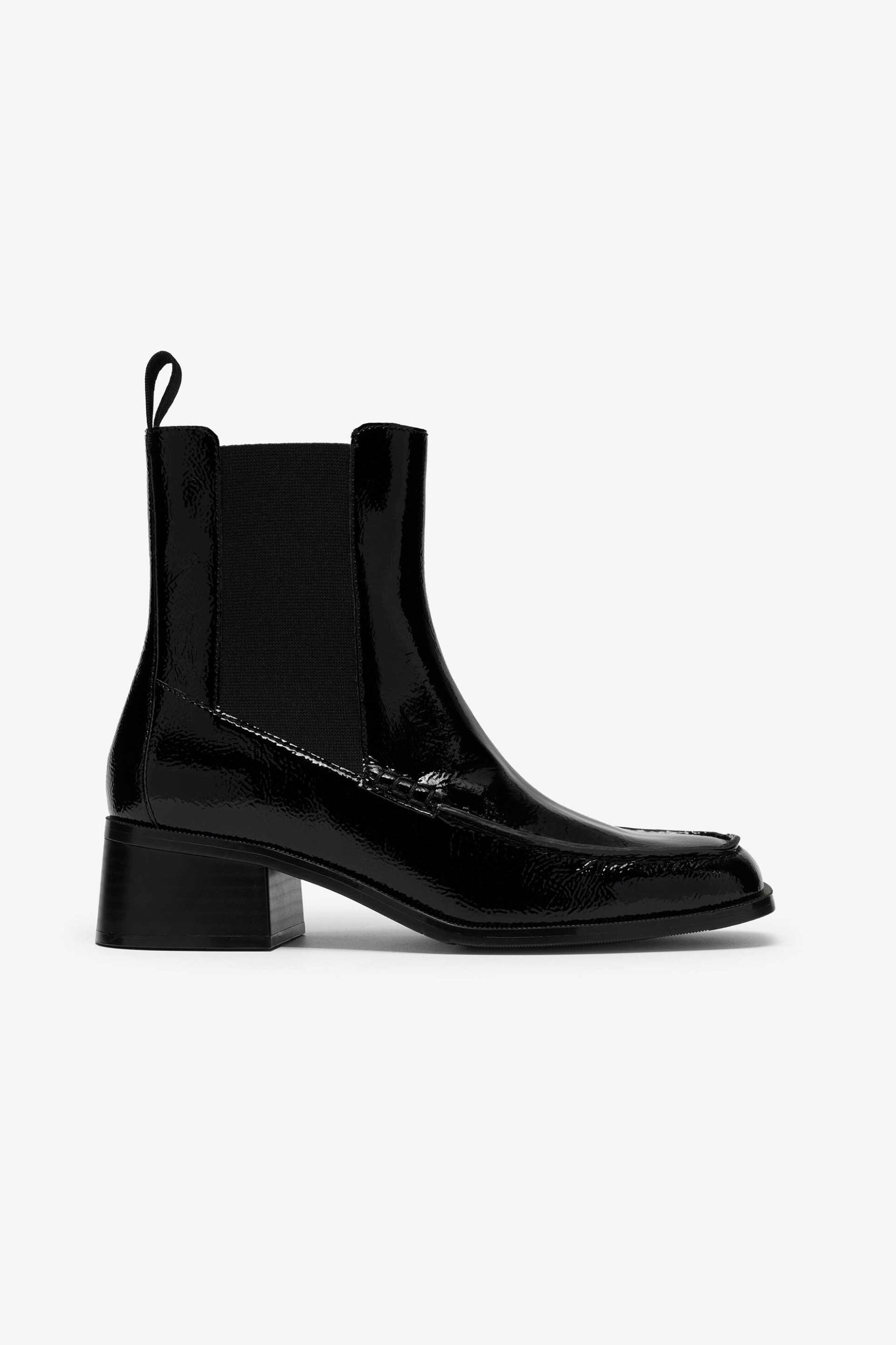 Clarks γυναικεία μποτάκια λουστρίνι με τακούνι 