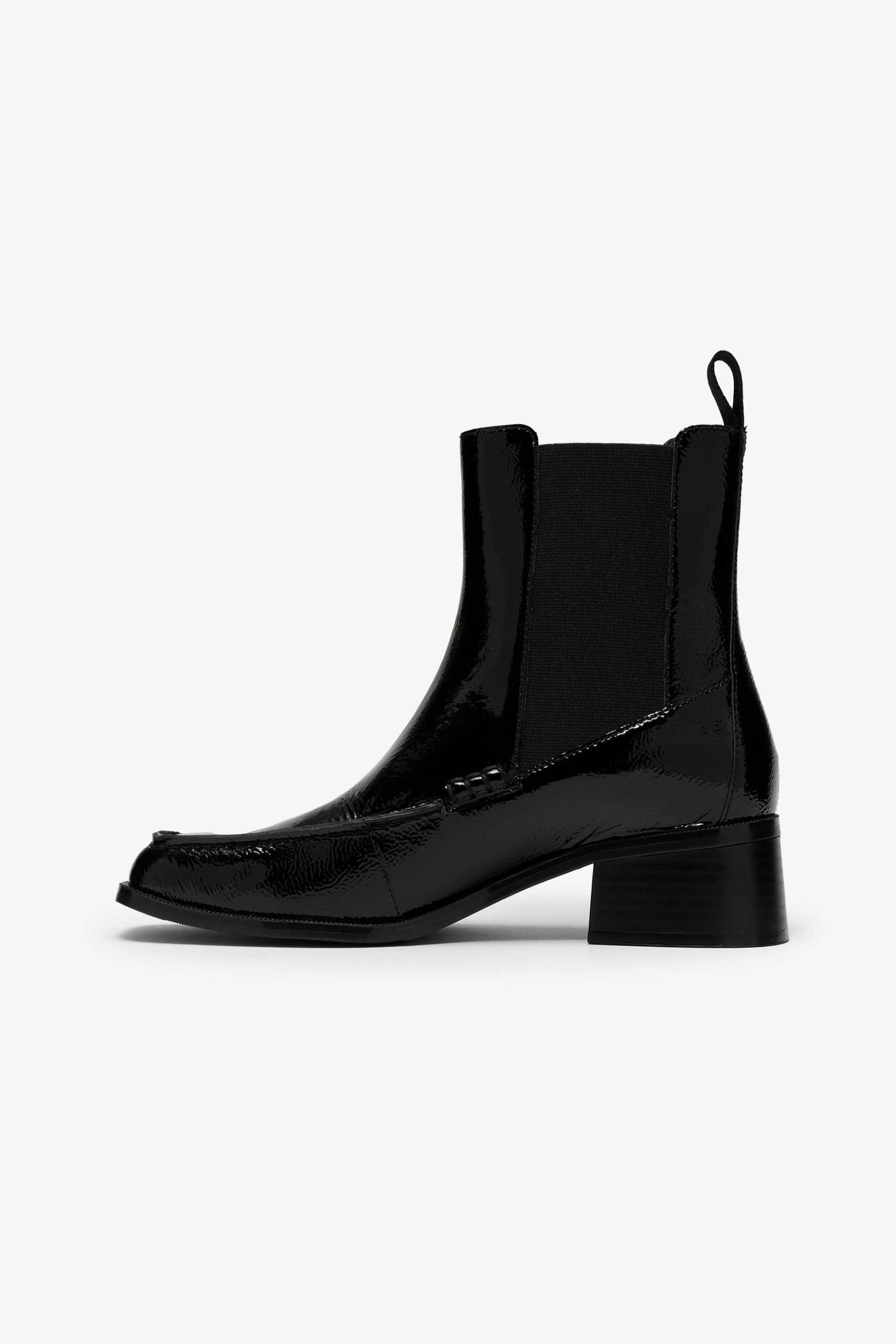 Clarks γυναικεία μποτάκια λουστρίνι με τακούνι 
