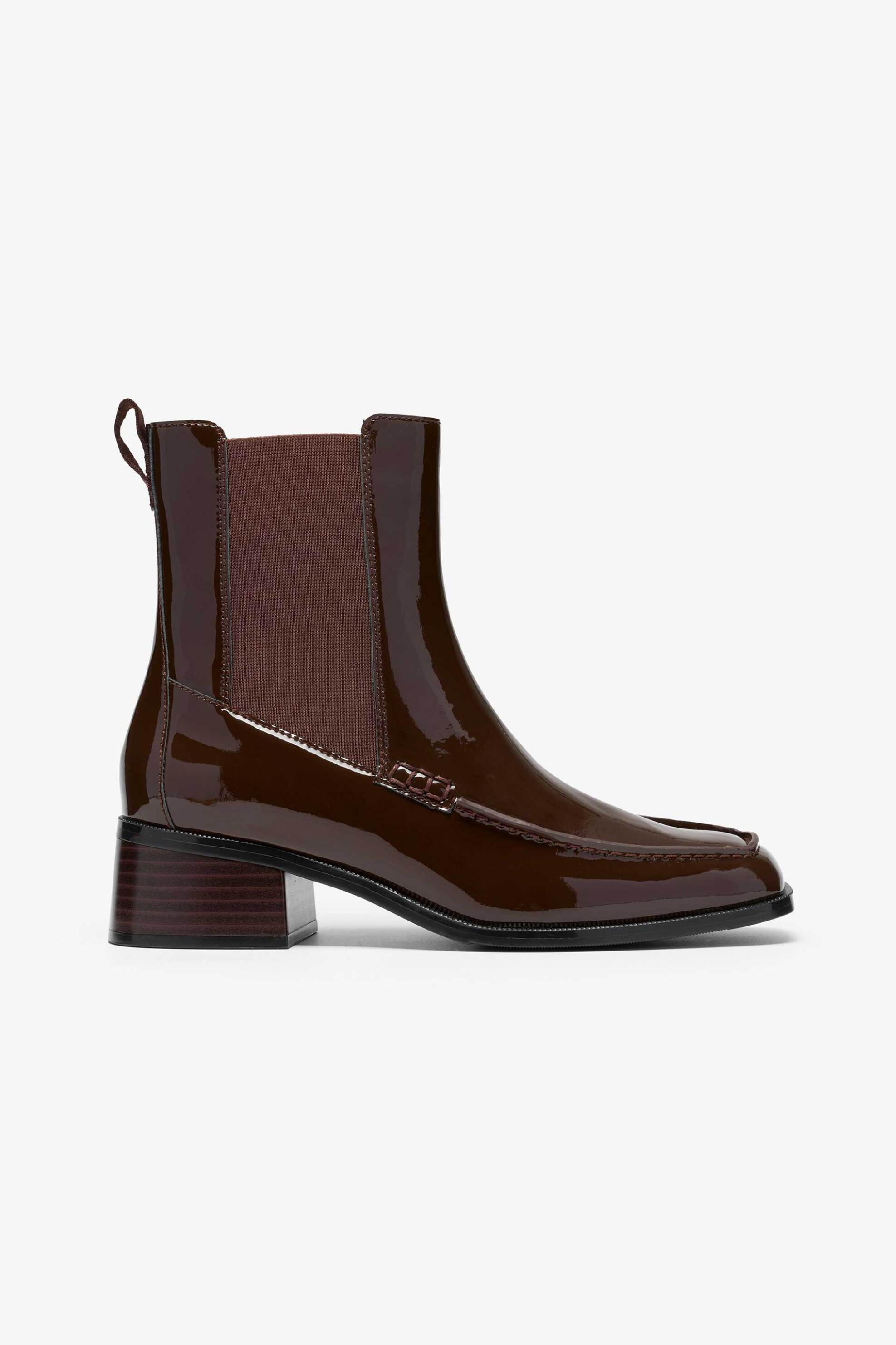 Clarks γυναικεία μποτάκια λουστρίνι με τακούνι 