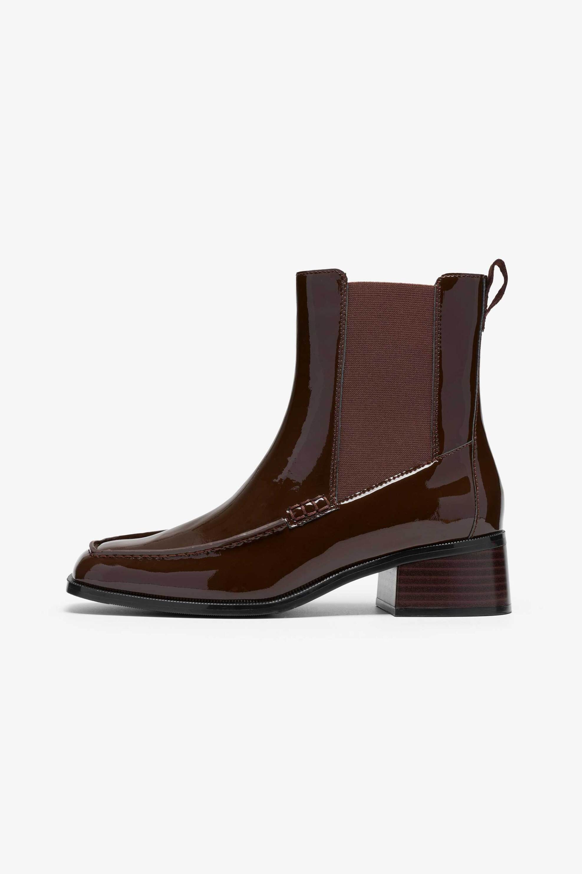 Clarks γυναικεία μποτάκια λουστρίνι με τακούνι 